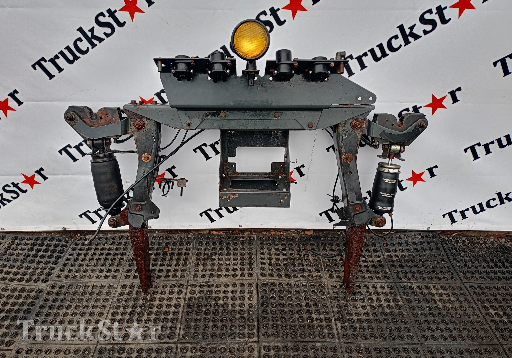 504003925 Кронштейн перекидок в сборе для Iveco