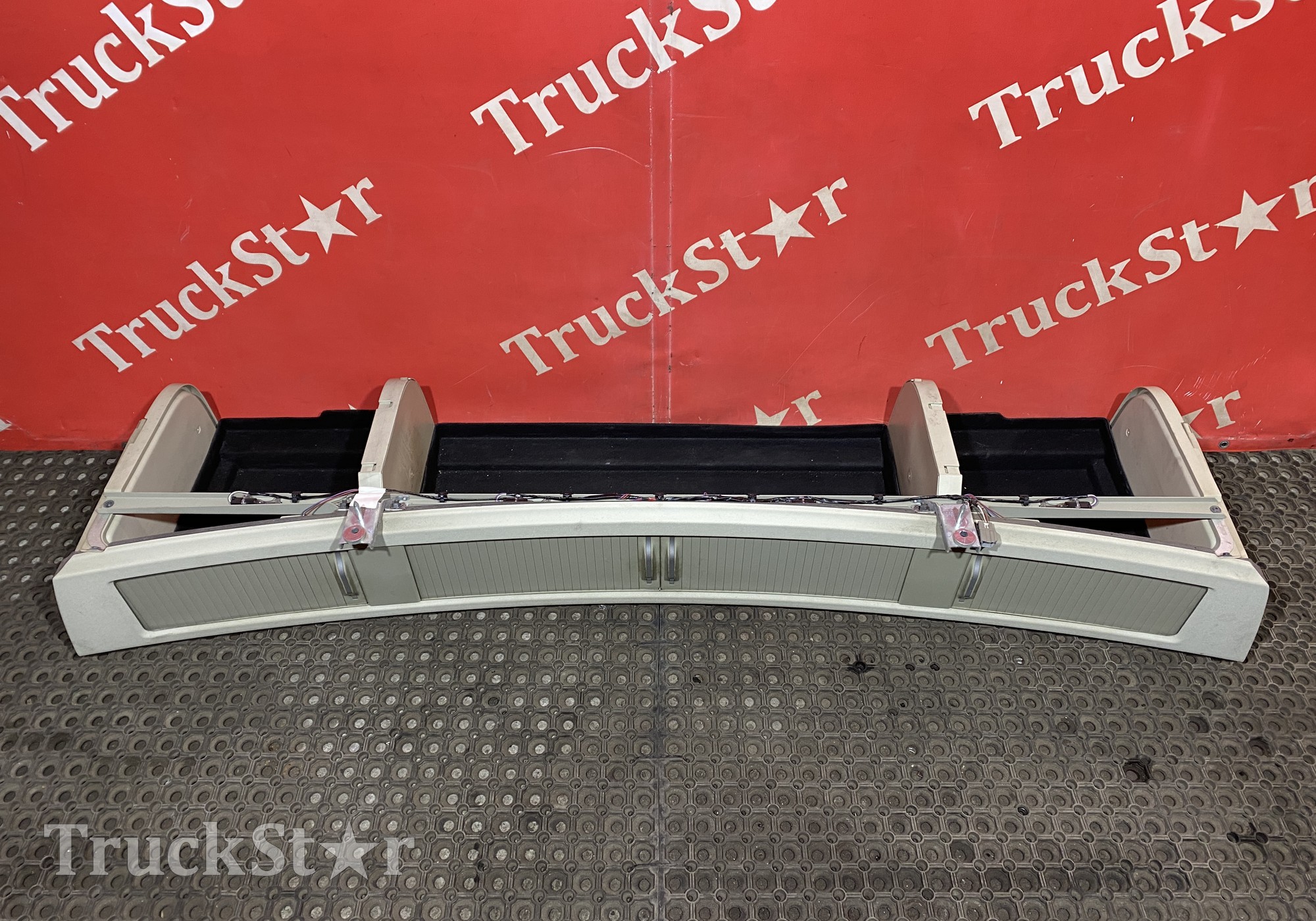 82324290 Консоль салона кабины задняя для Volvo FH 4 (с 2012)