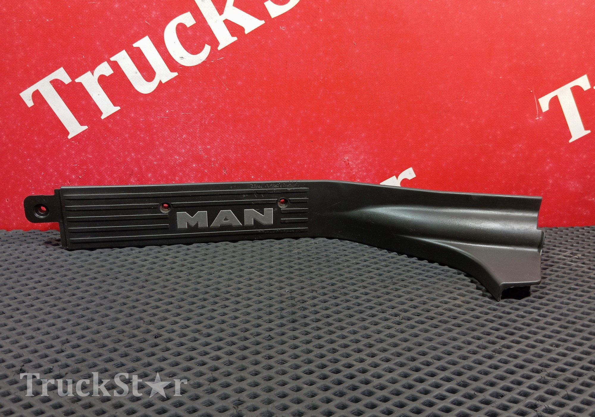 81615100790 Накладка порога правого для Man TGA