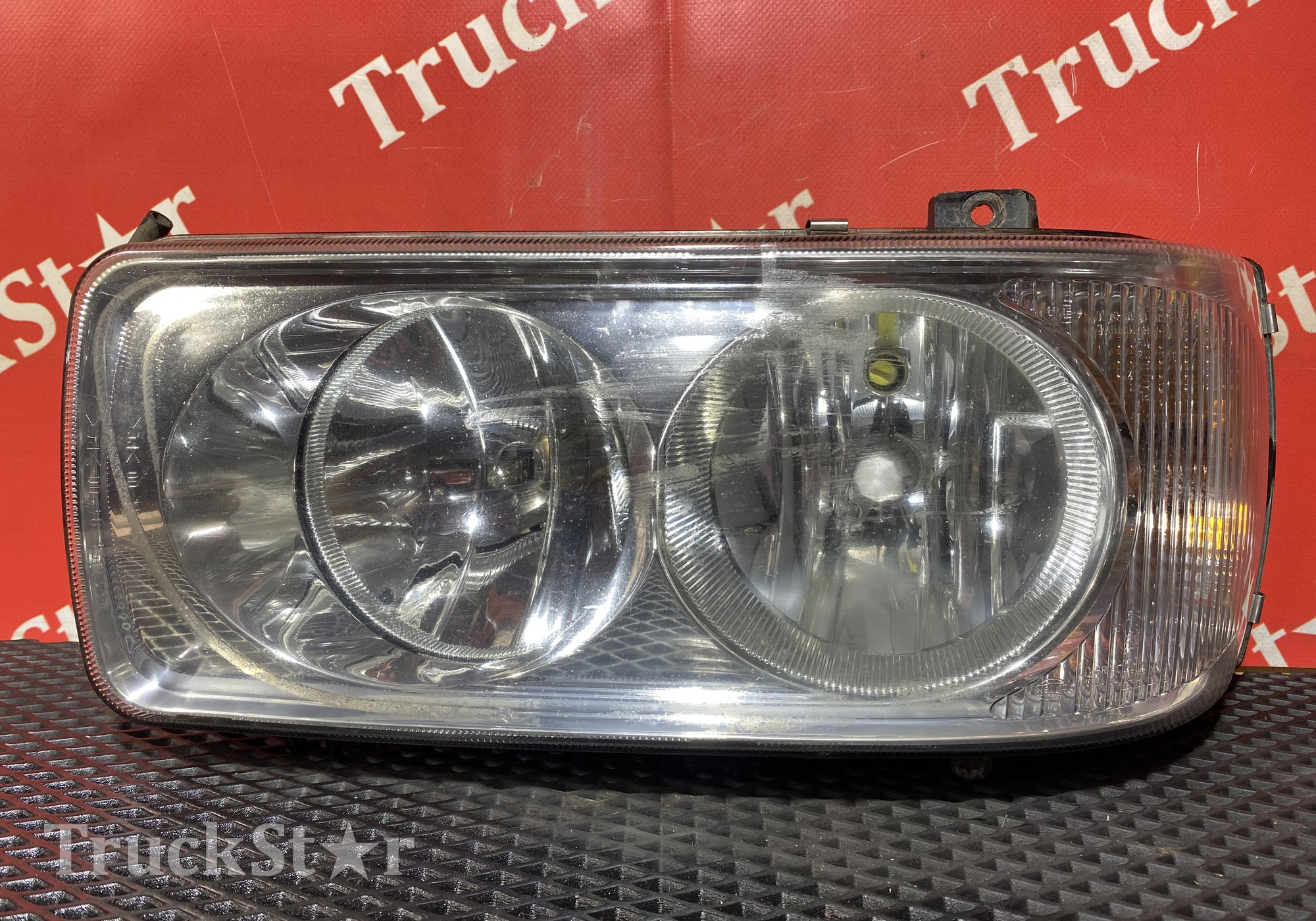 1832397 Фара (дефект) передняя правая для Daf 95XF