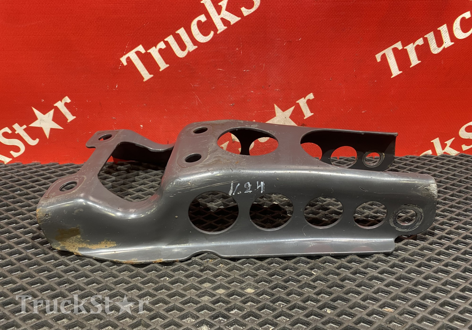 7421956064 Кронштейн амортизатора переднего 2019г для Renault T