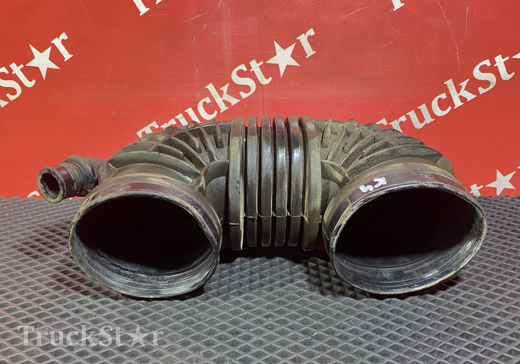 9405281982 Патрубок воздушного фильтра 2017г для Mercedes-Benz Axor I (с 2001 по 2004)
