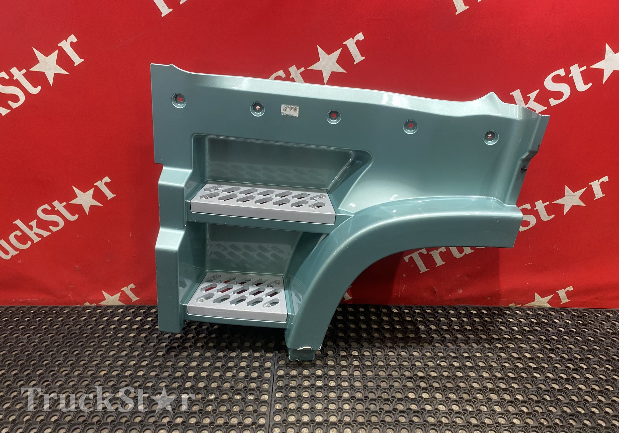 8405223C6201 Корпус (дефект) подножек левый 2023г для DongFeng GX DFH4180