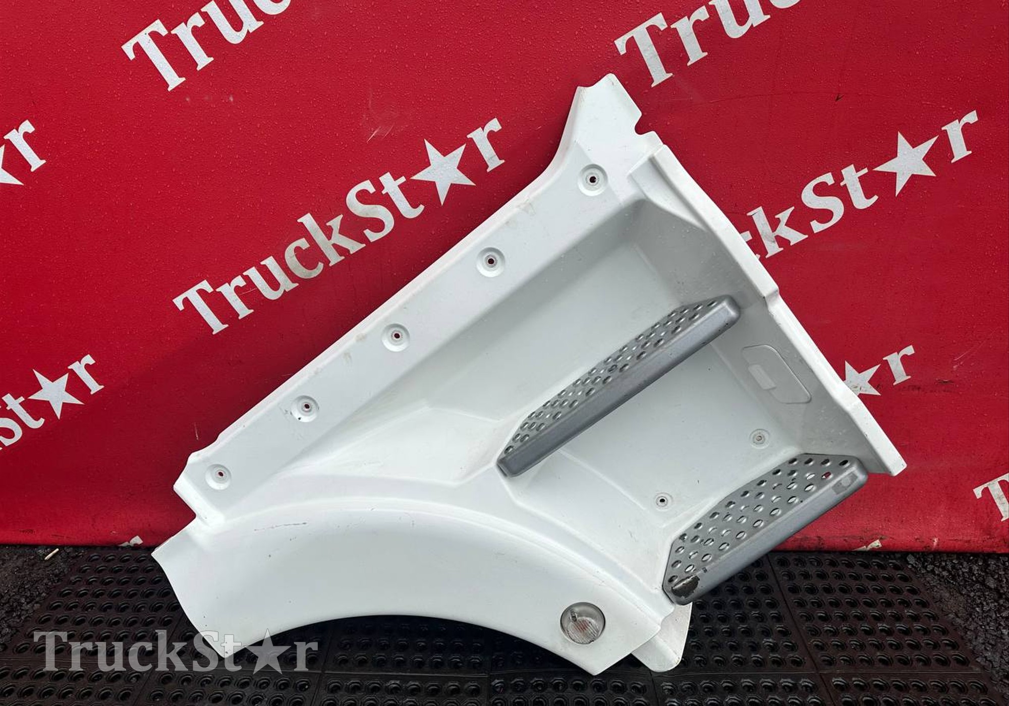 81615100916 Корпус подножек правый для Man TGX