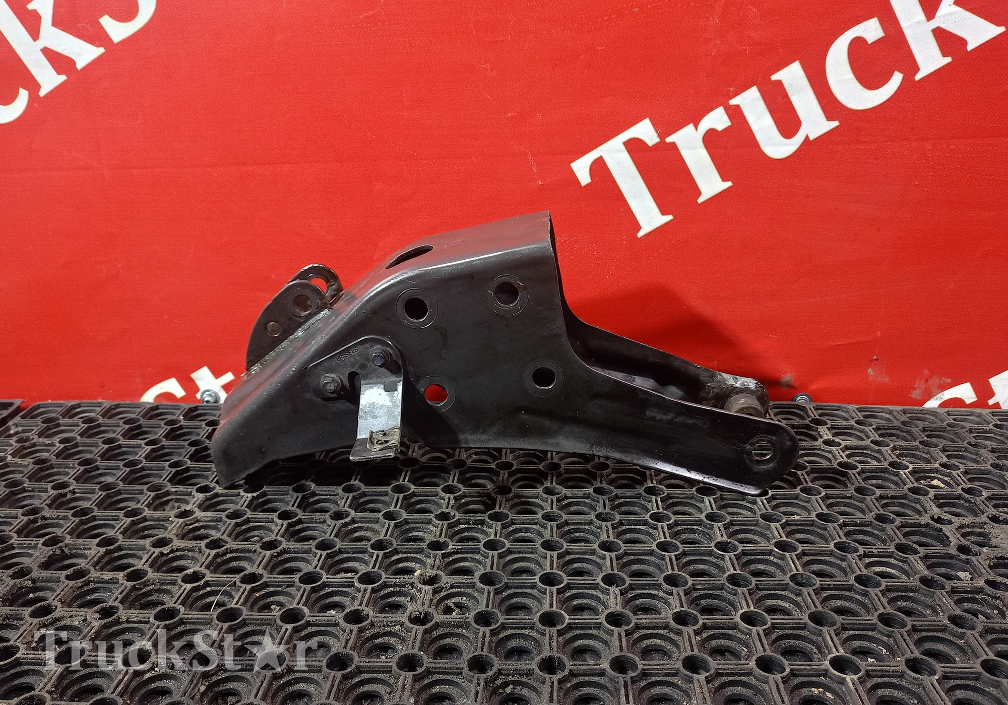 21171968 Кронштейн замка кабины правый для Volvo FM