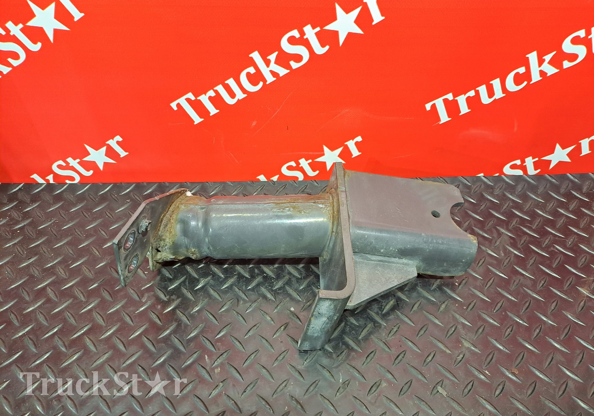 82943981 Кронштейн усилителя бампера правый для Volvo FM