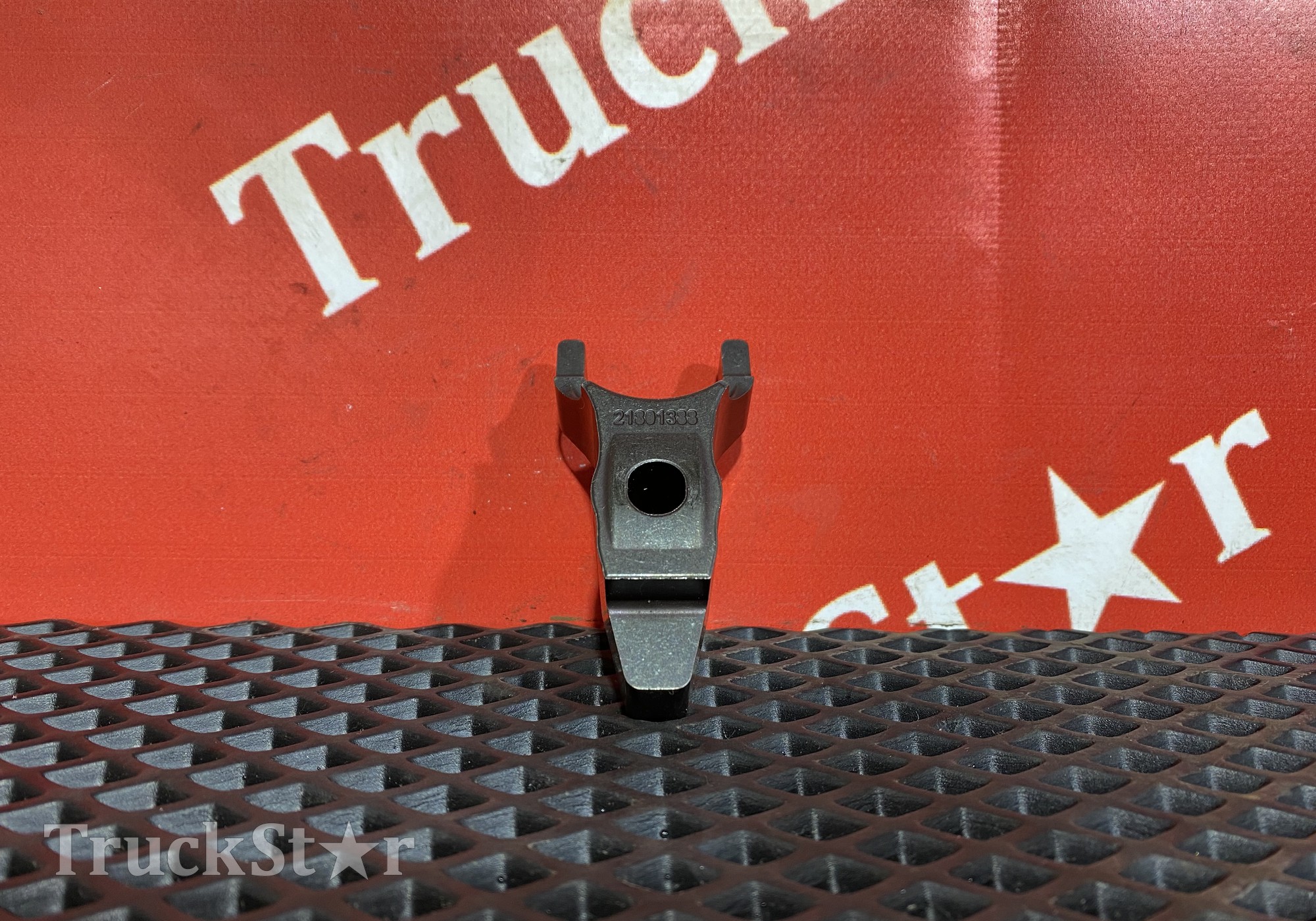 7421801388 Кронштейн форсунки топливной 2018г. для Renault Magnum