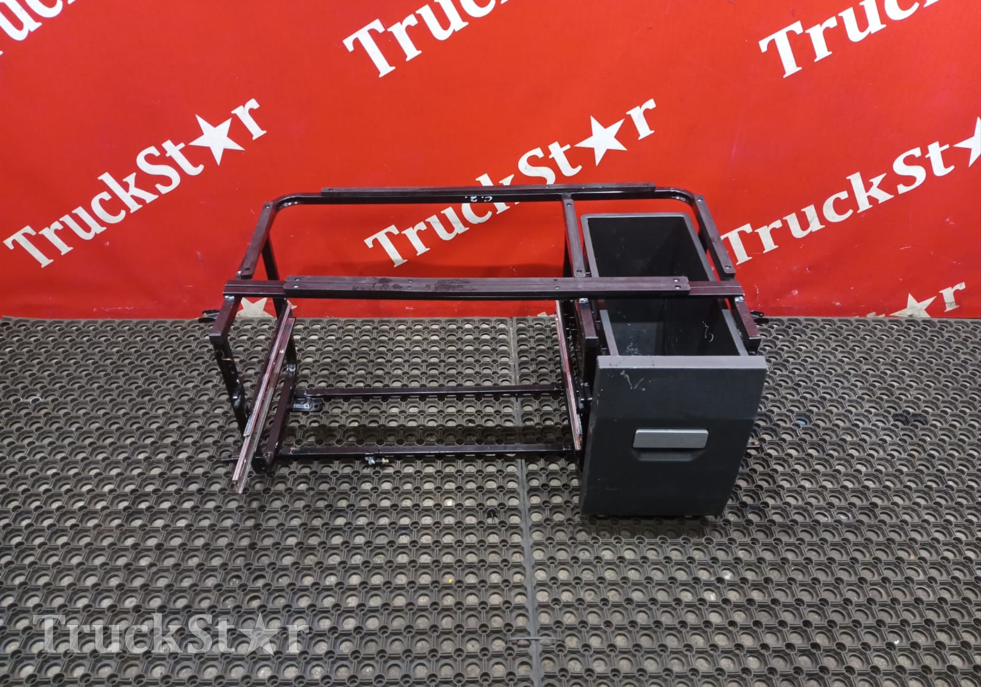 AZ16D257000010 Кронштейн холодильника 2022г для Sinotruk Sitrak C7H MAX