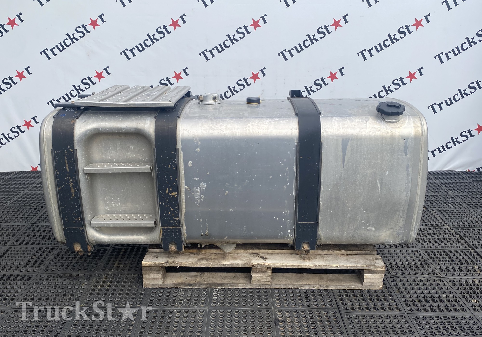 11040102007C00 Бак топливный 800 L 2023 год. для Faw J7 (с 2018)