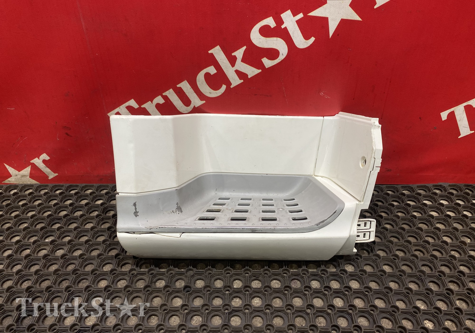 1948244 Корпус подножки правый 2019г для Daf XF106 (с 2012)
