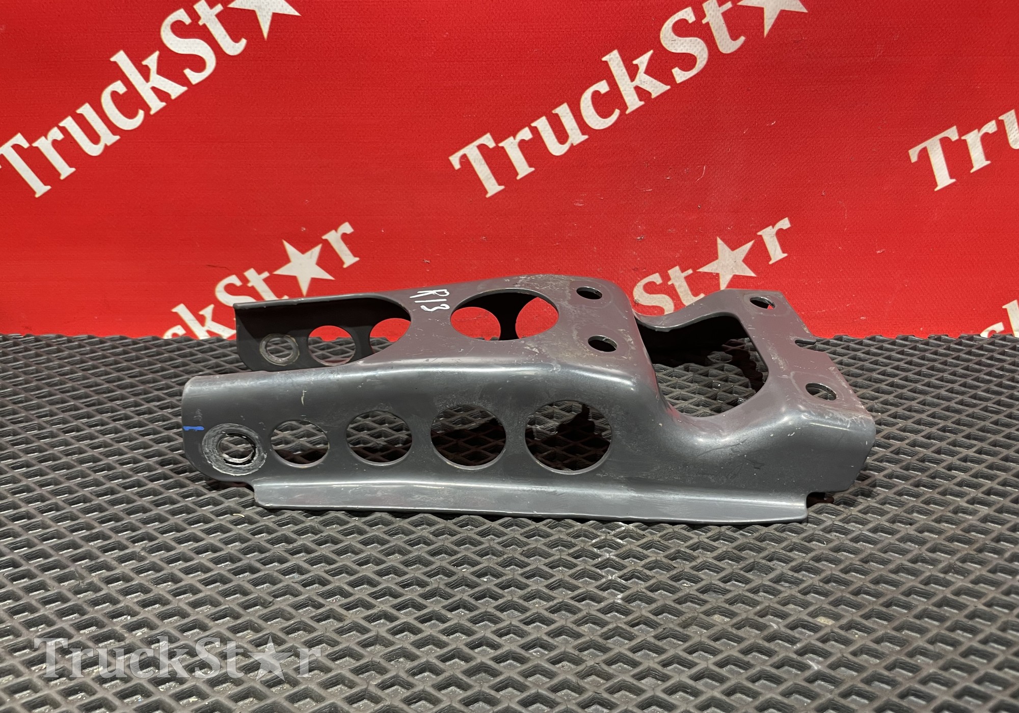 7421956064 Кронштейн амортизатора переднего 2020г. для Volvo FM