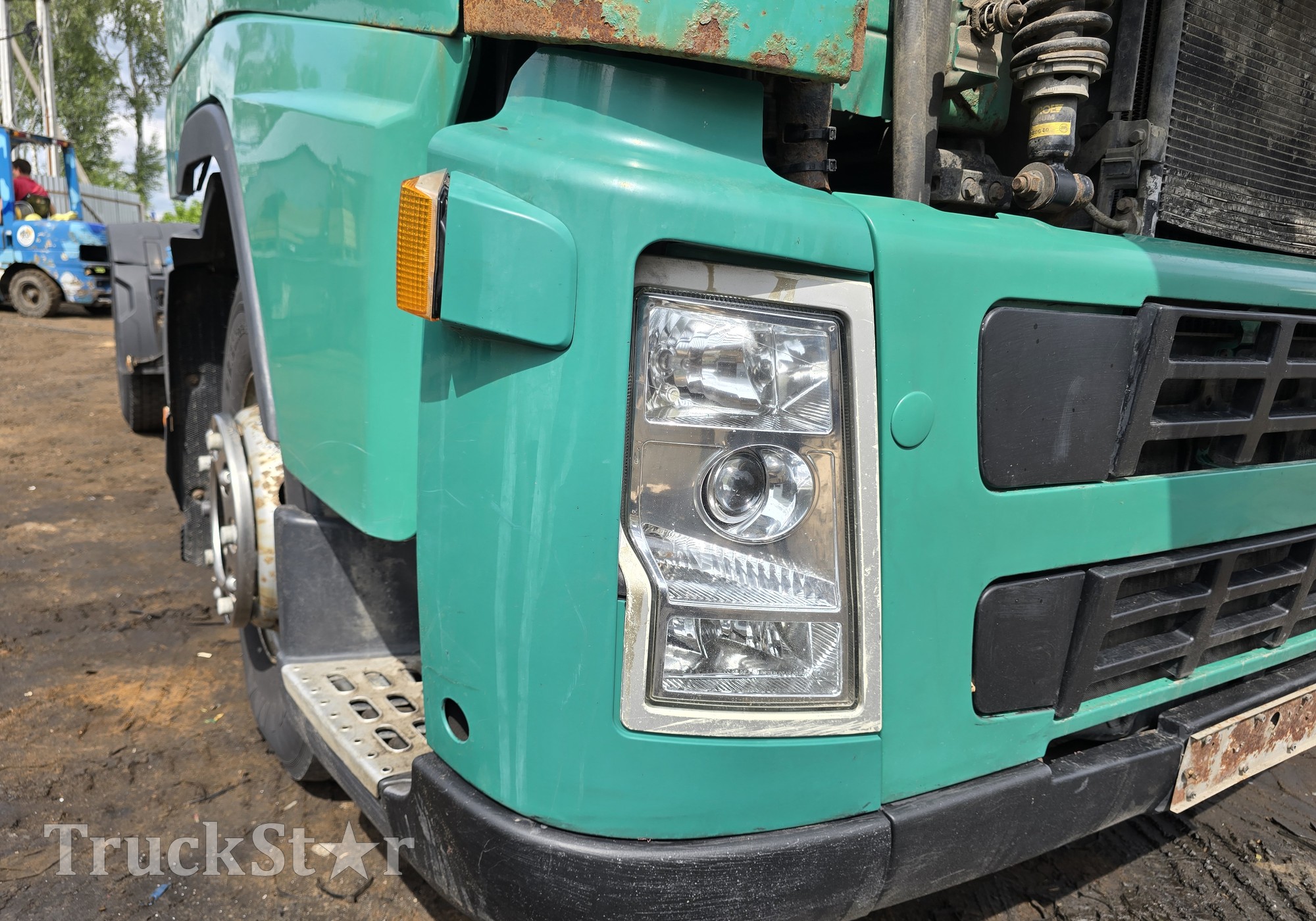 20452887 Облицовка фары правой для Volvo FM