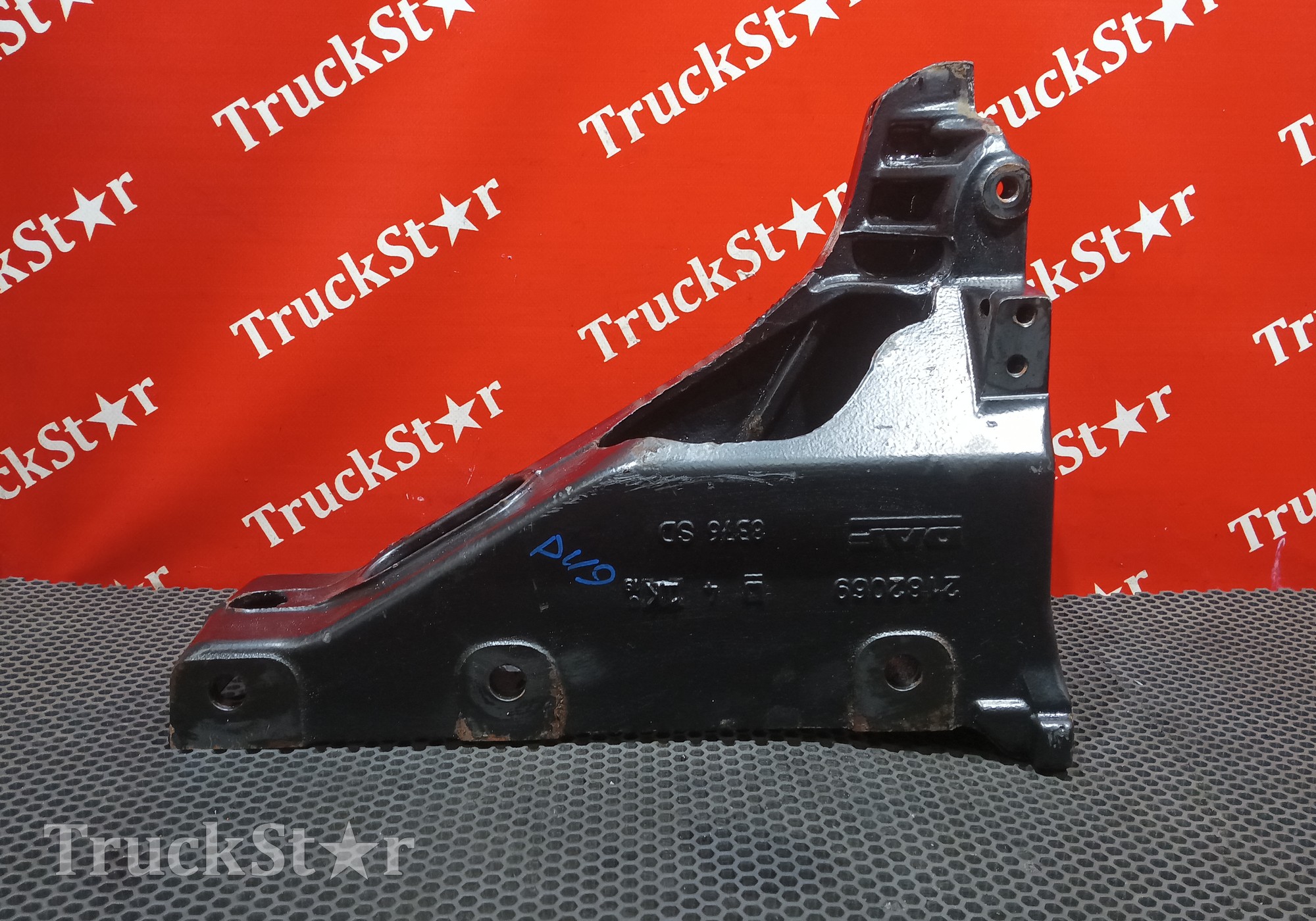1850654 Кронштейн торсиона кабины левый 2019г для Daf XF106 (с 2012)