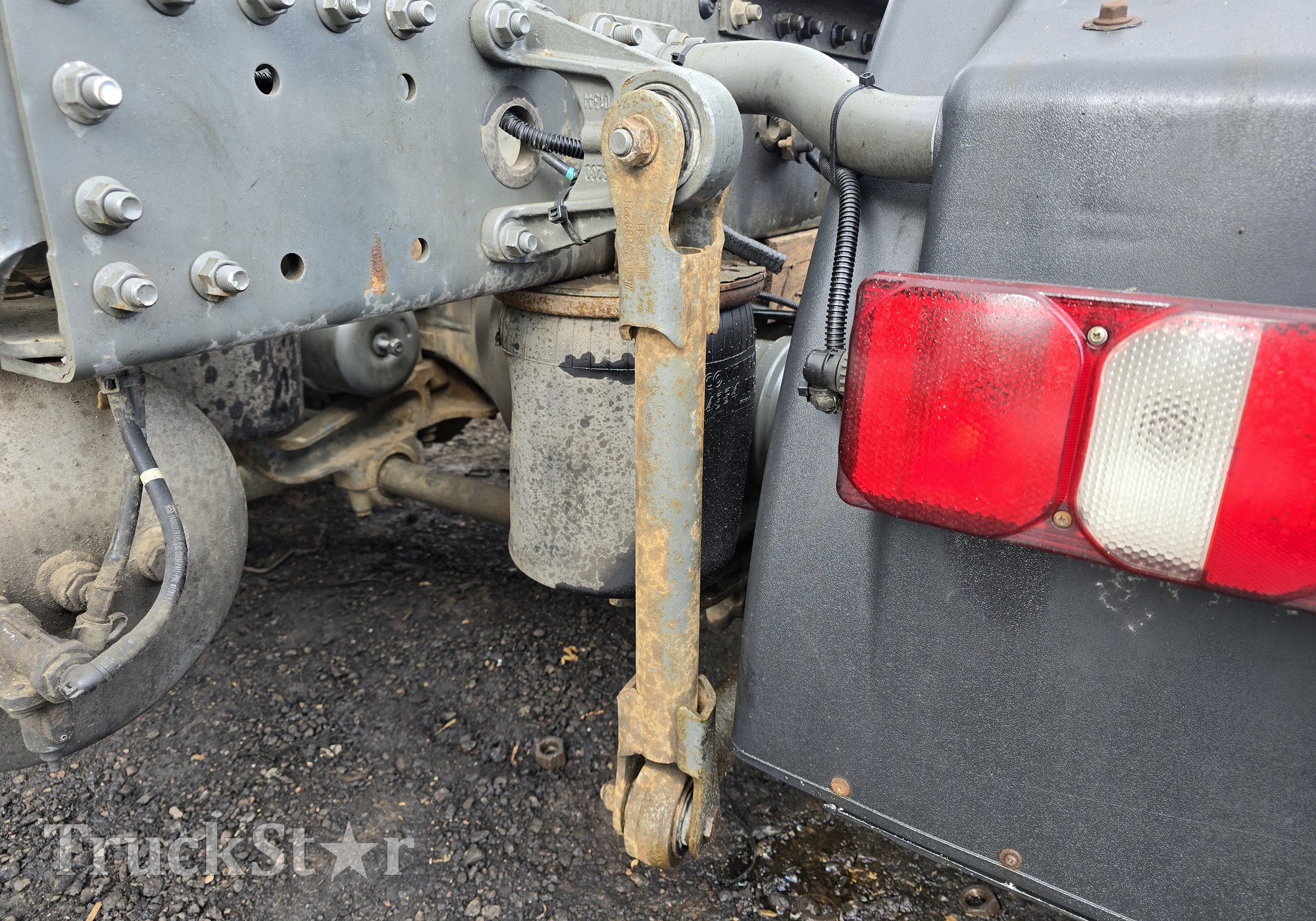 WG9925688221 Стойка заднего стабилизатора правая 2023г для Sinotruk Sitrak C7H