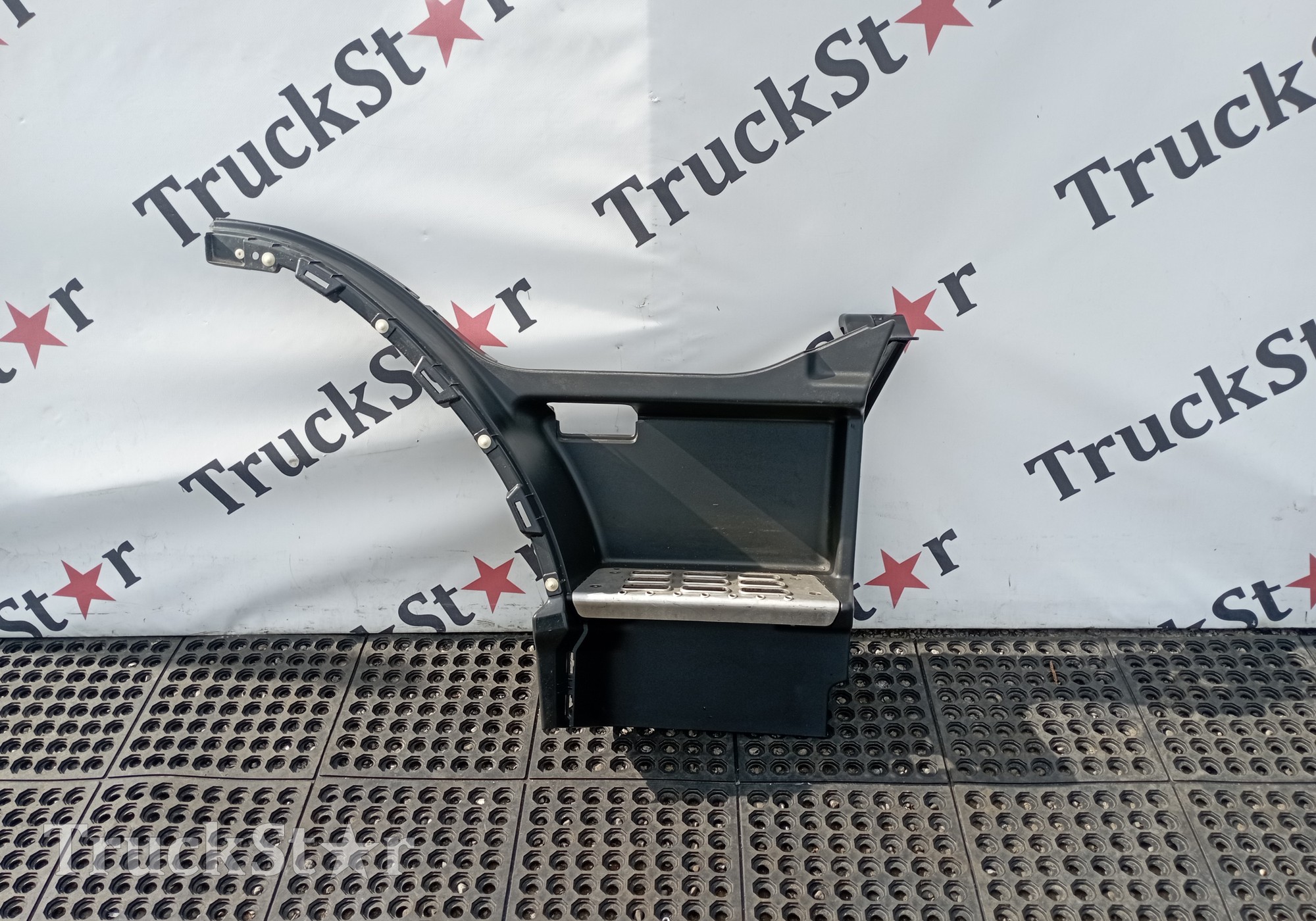 82644147 Корпус подножки правой 2017г. для Volvo FM III (с 2013)