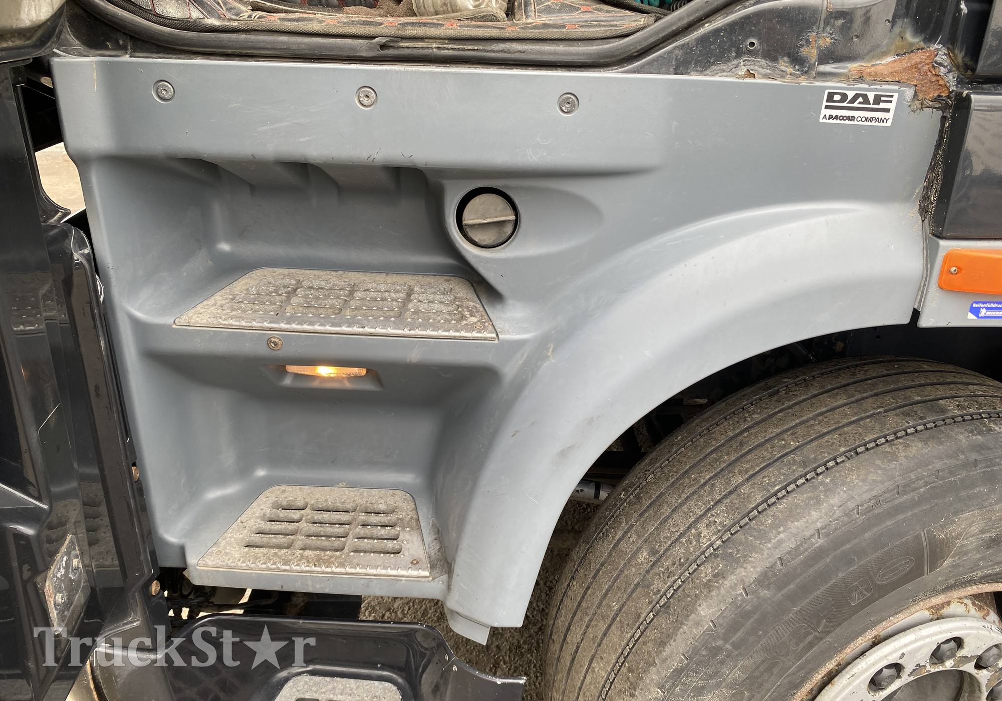 1836304 Корпус подножек левый для Daf XF105