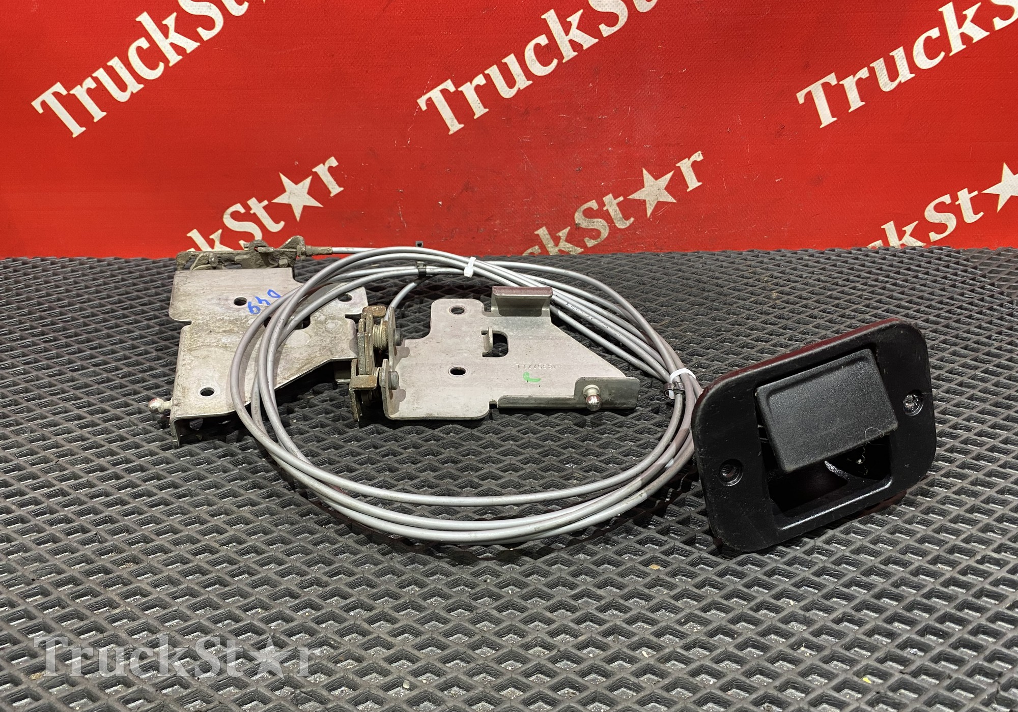 1835772 Замки капота 2019г для Daf XF106 (с 2012)