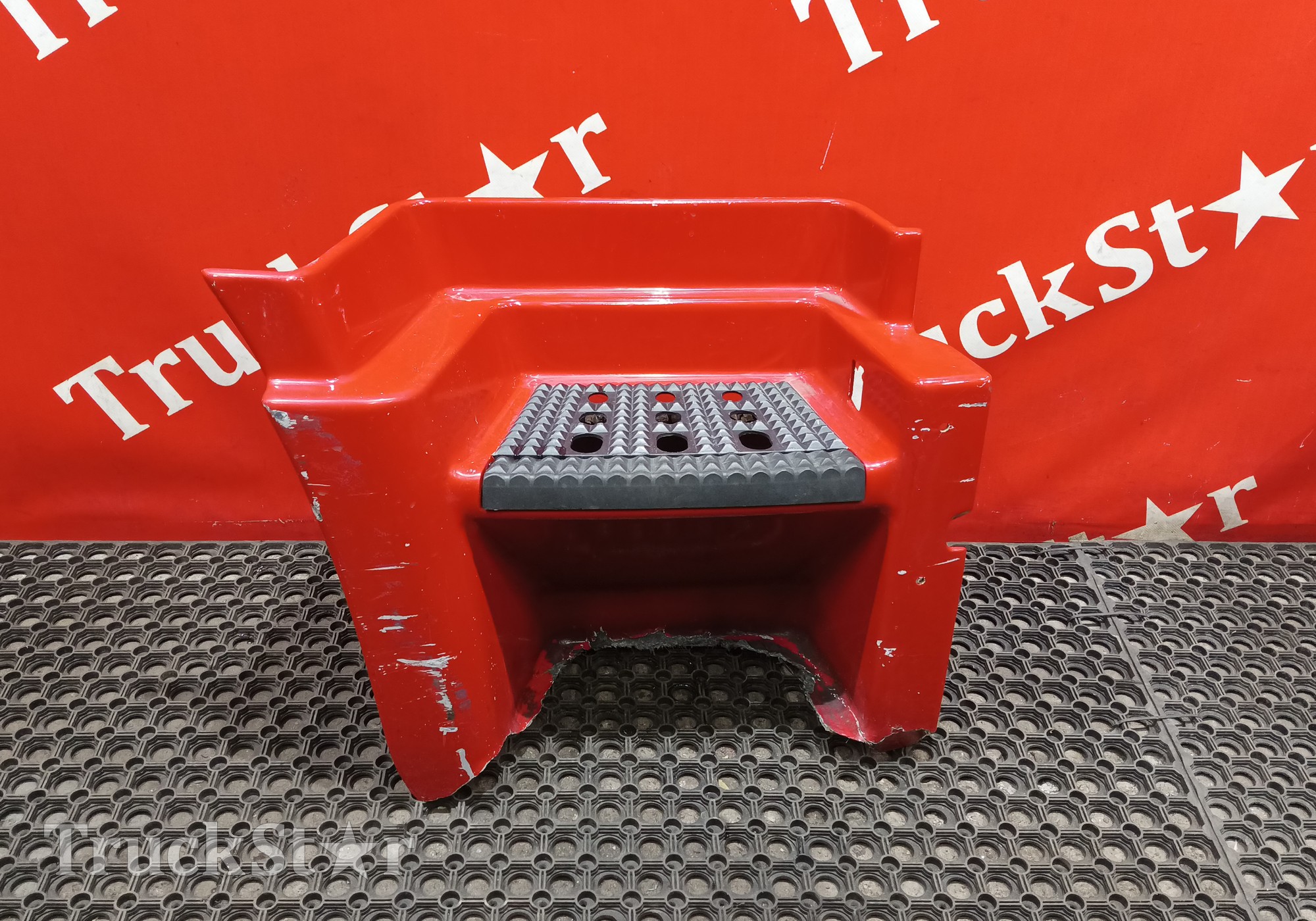 504103304 Корпус подножек правый для Iveco EuroCargo