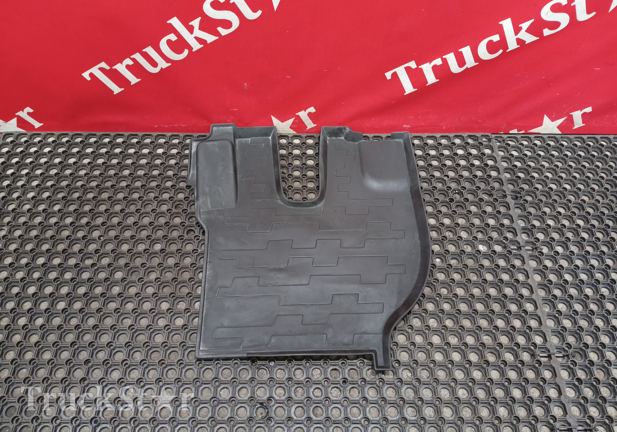 82268590 Коврик салона левый для Volvo FH