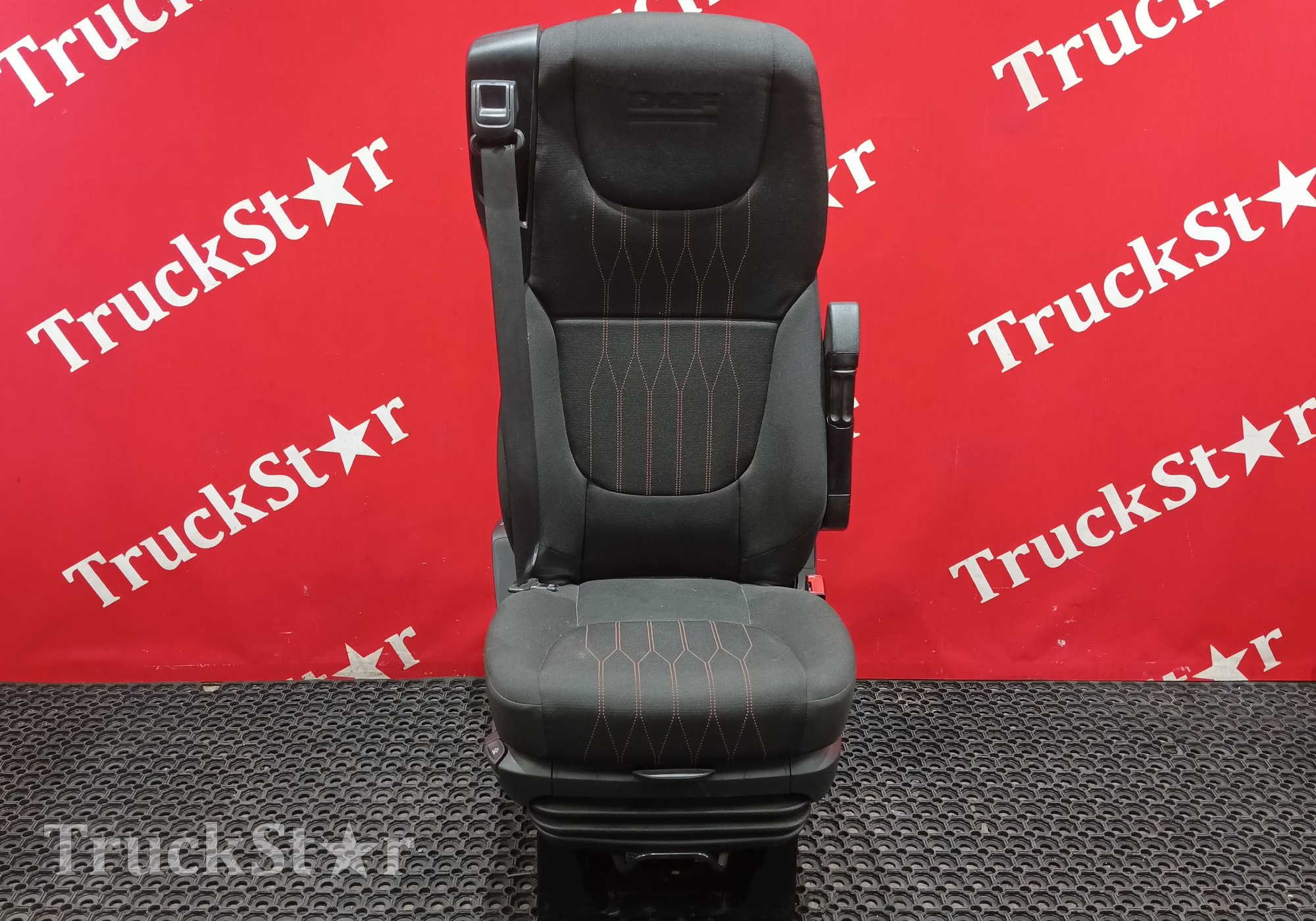 2104716 Сиденье пассажирское пневматическое 2018г. для Daf XF106