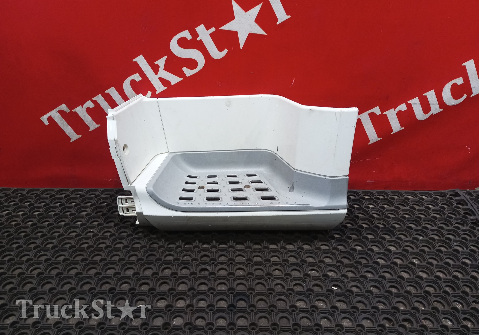 1948243 Корпус подножки левый 2019г для Daf XF106 (с 2012)