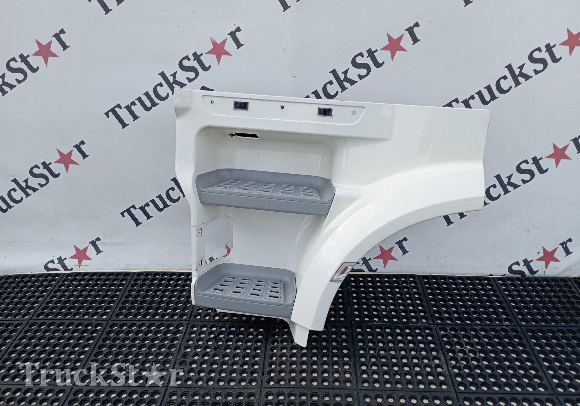 1835023 Корпус подножек левый 2018г. для Daf XF106 (с 2012)