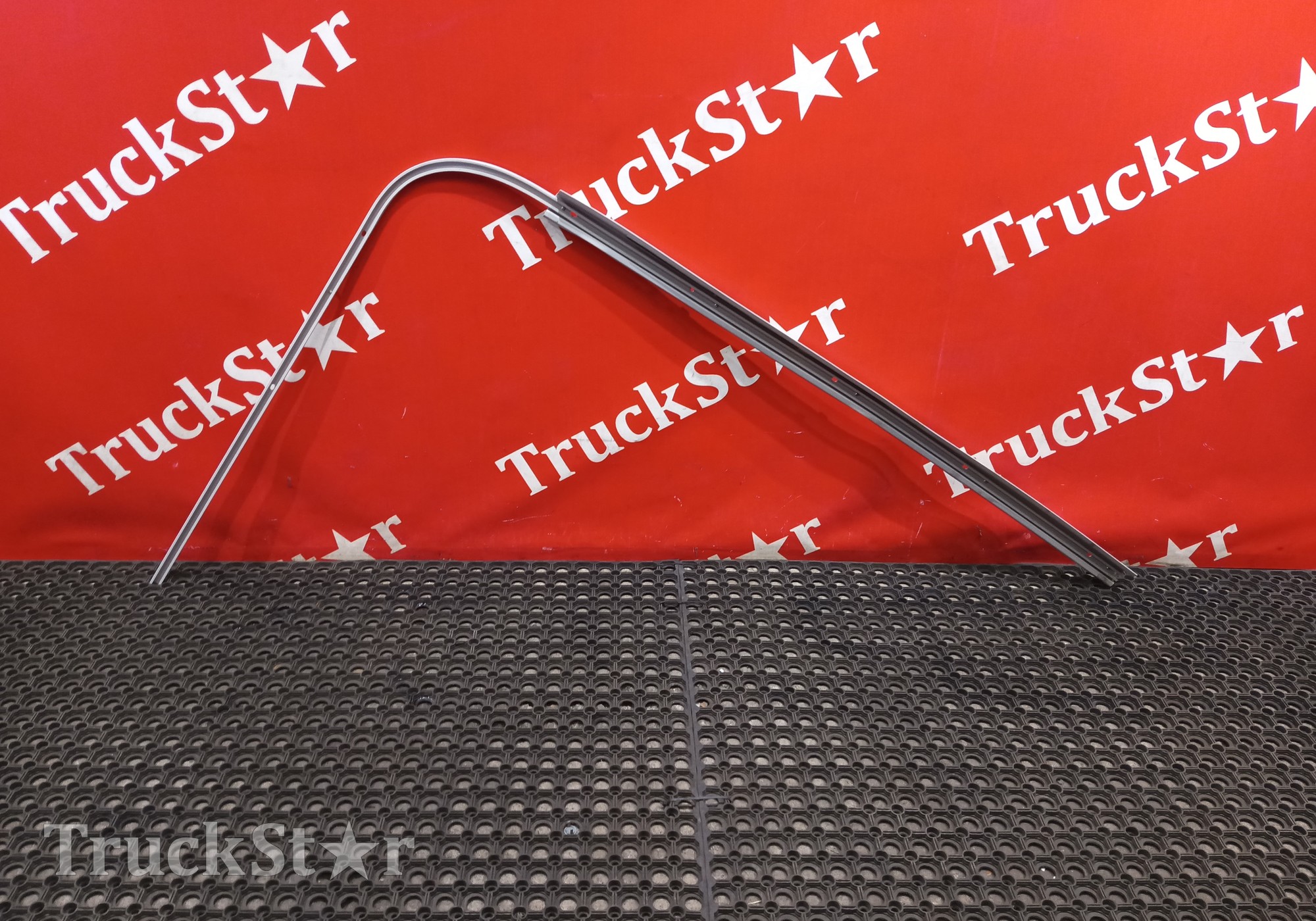 8205920C6200 Направляющая шторки спальника левая 2023г. для DongFeng GX DFH4180