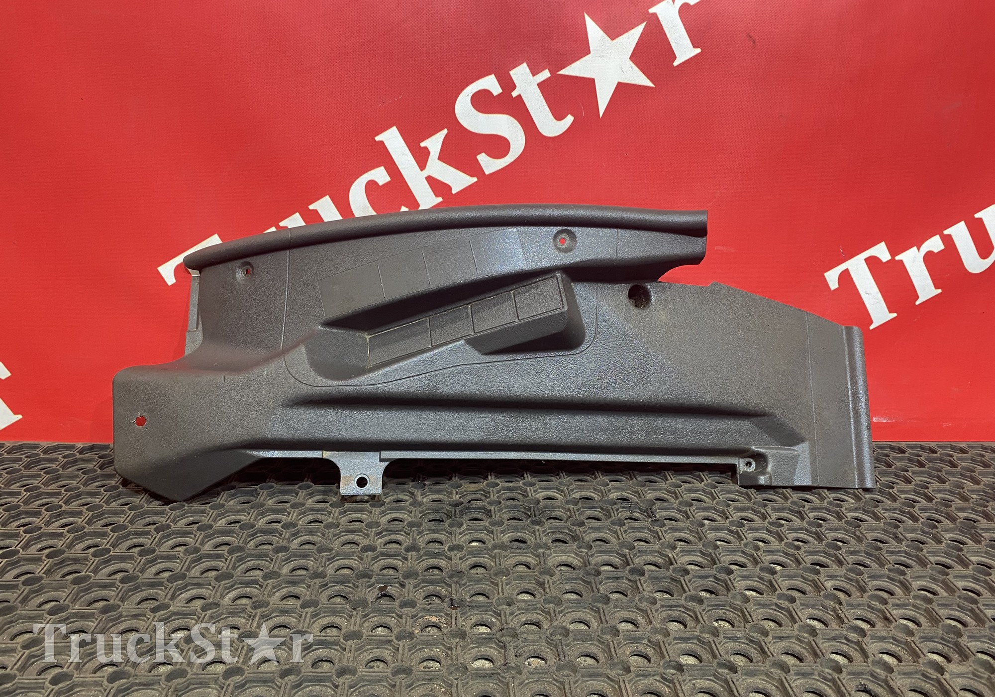 9736842318 Накладка порога правая для Mercedes-Benz Axor I (с 2001 по 2004)