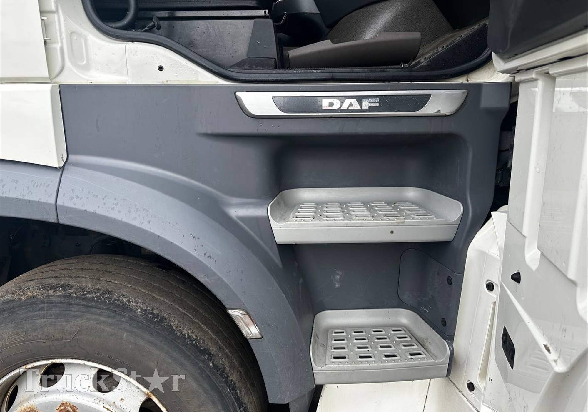 1835024 Корпус подножек правый 2019г для Daf XF106 (с 2012)