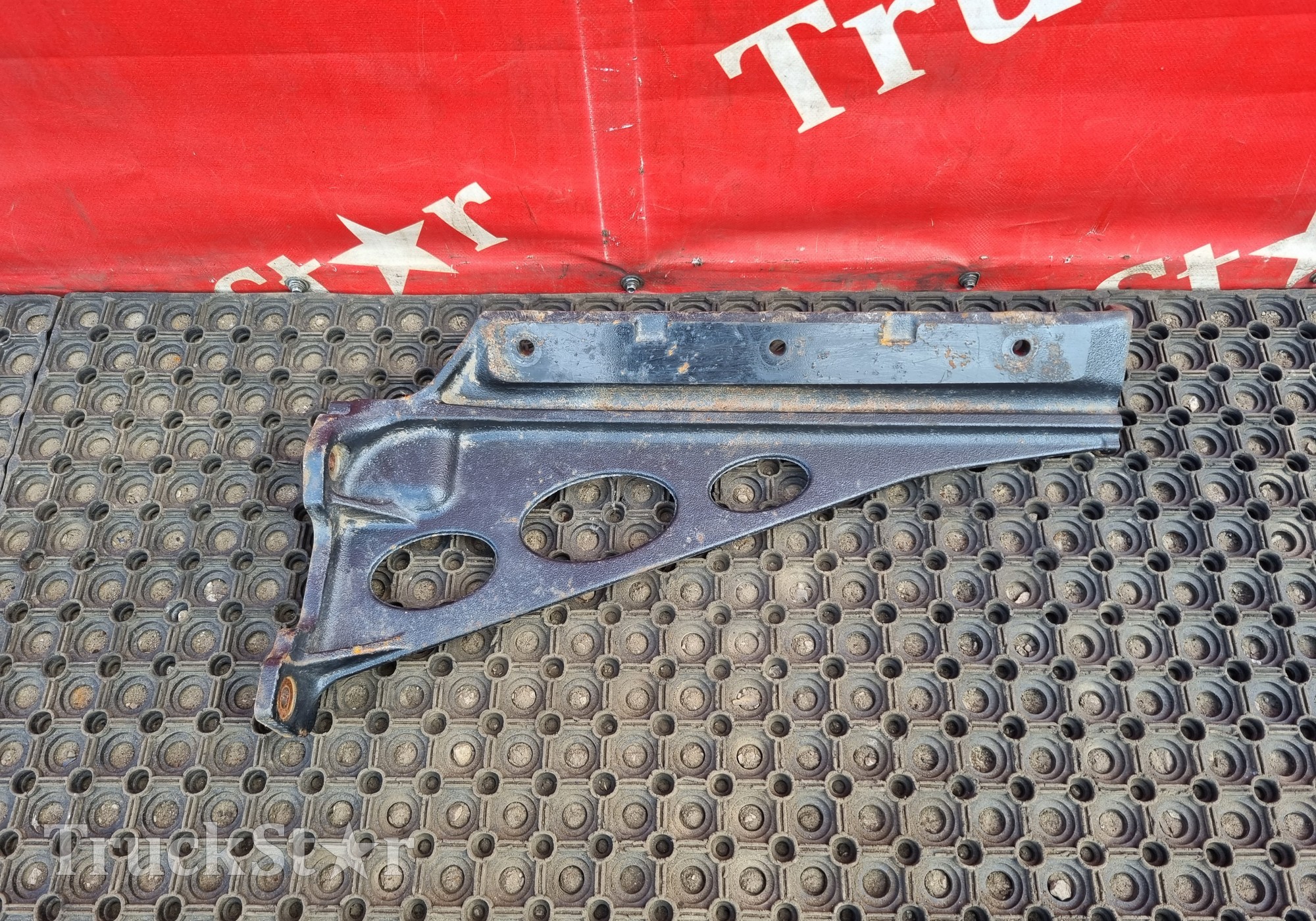 81155110198 Кронштейн бака AdBlue левый для Man TGX II (с 2012)