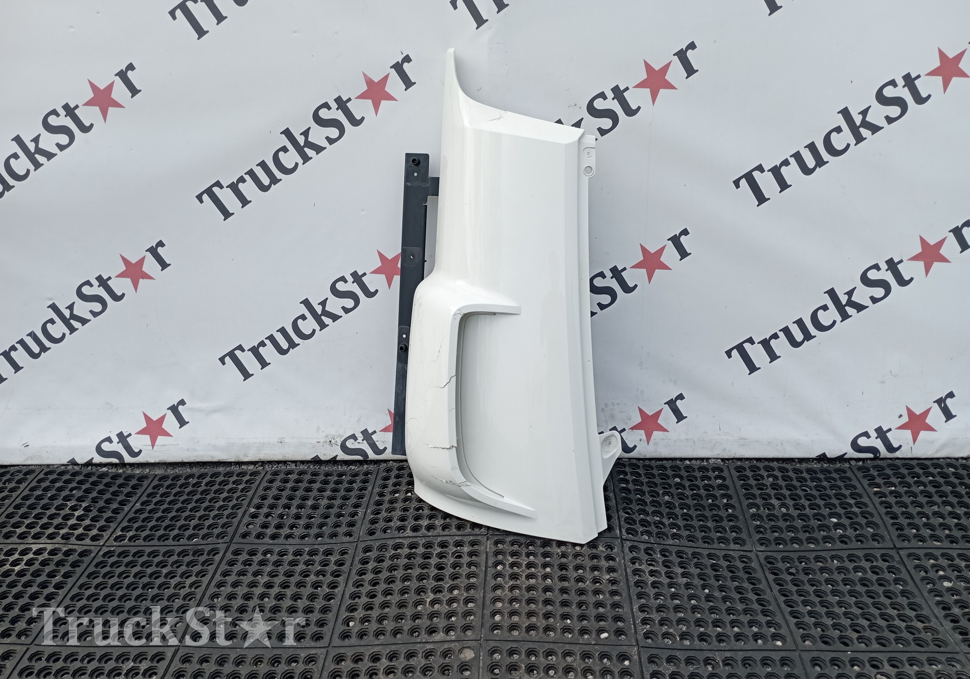 2114705 Угол кабины правый 2018г. для Daf XF106 (с 2012)