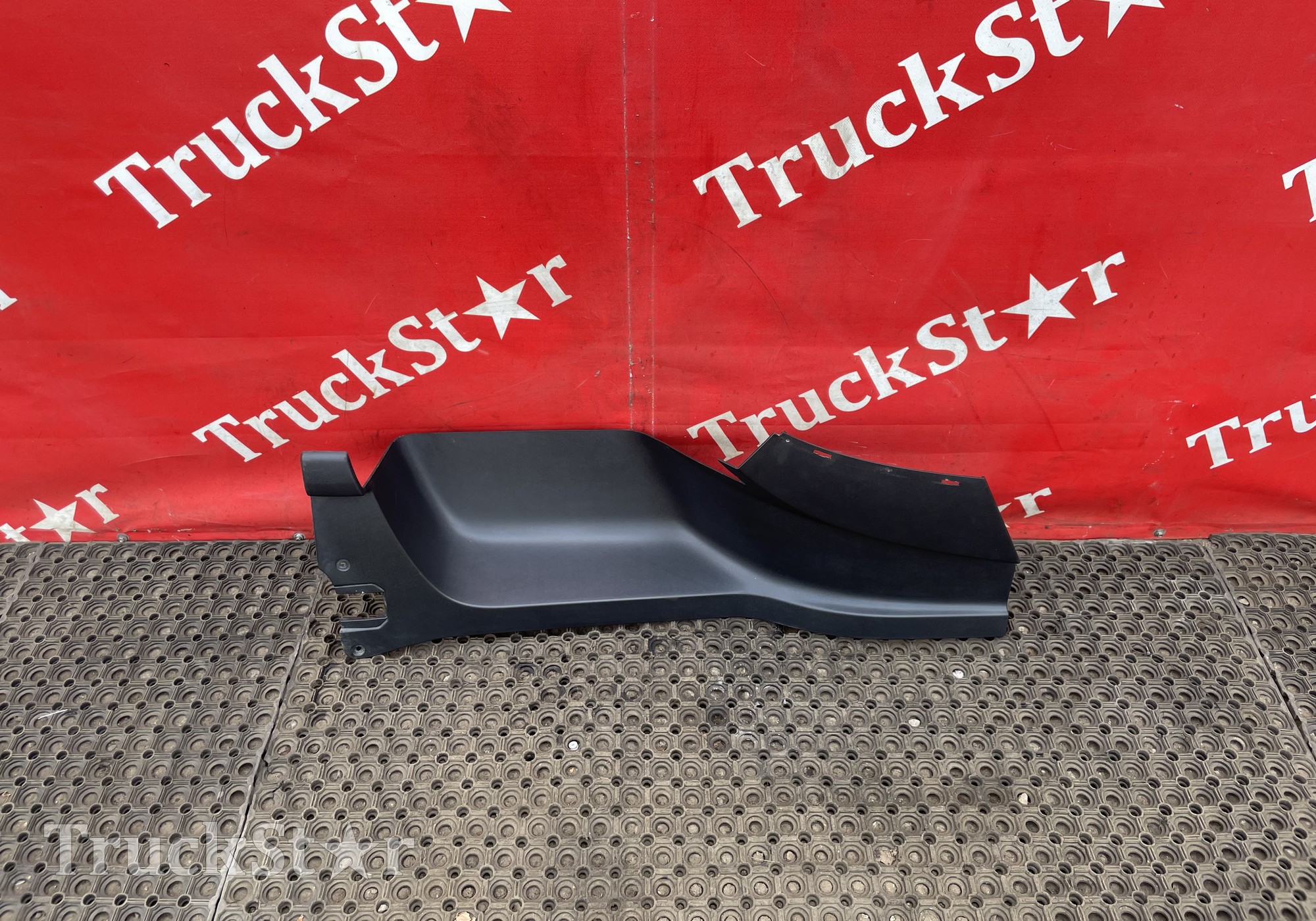 82819477 Накладка корпуса подножек 2019 г. для Volvo FH