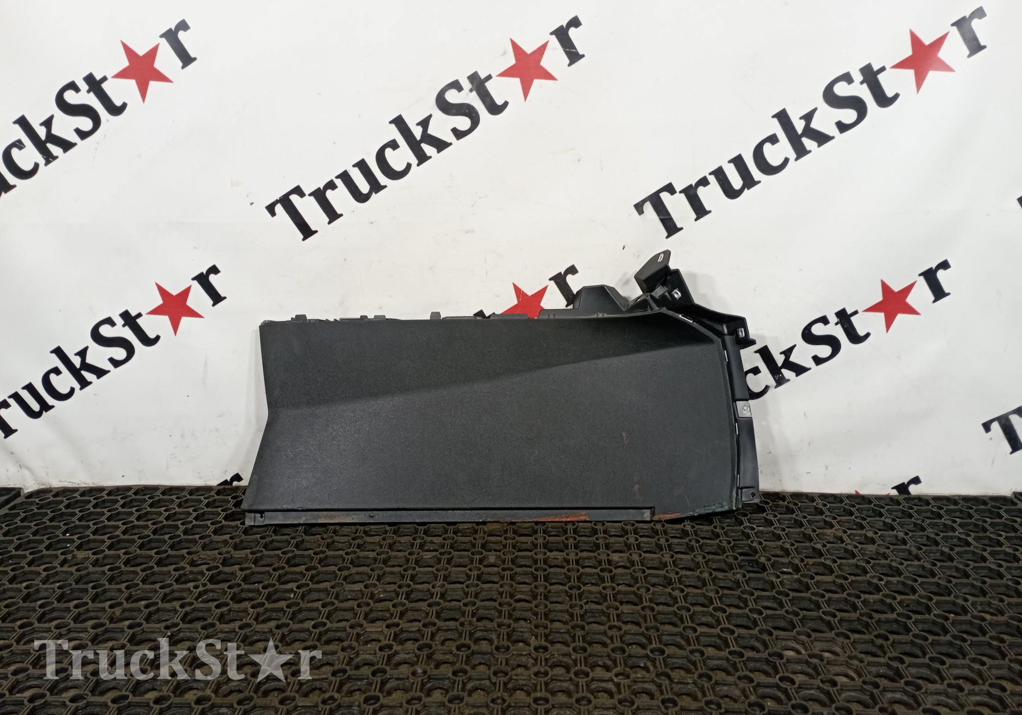 DZ16251160880 Накладка торпедо 2023г. для Shacman X6000 (с 2020)
