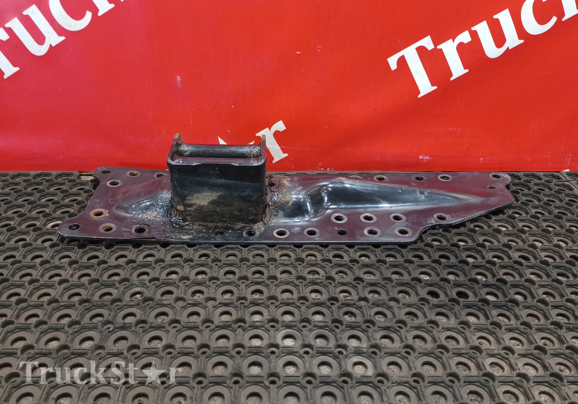 81412055070 Кронштейн траверсы правый для Man TGS