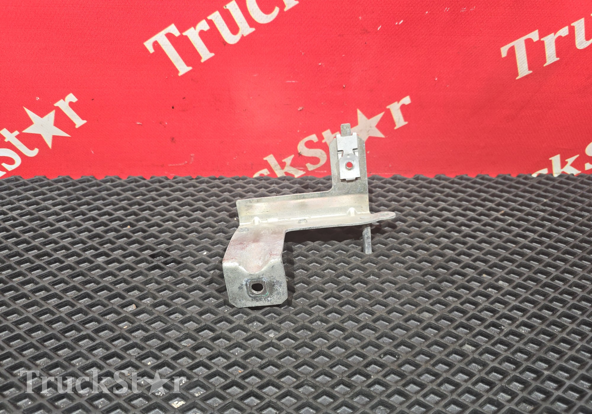 9738840215 Ответная часть замка капота левая для Mercedes-Benz Axor I (с 2001 по 2004)