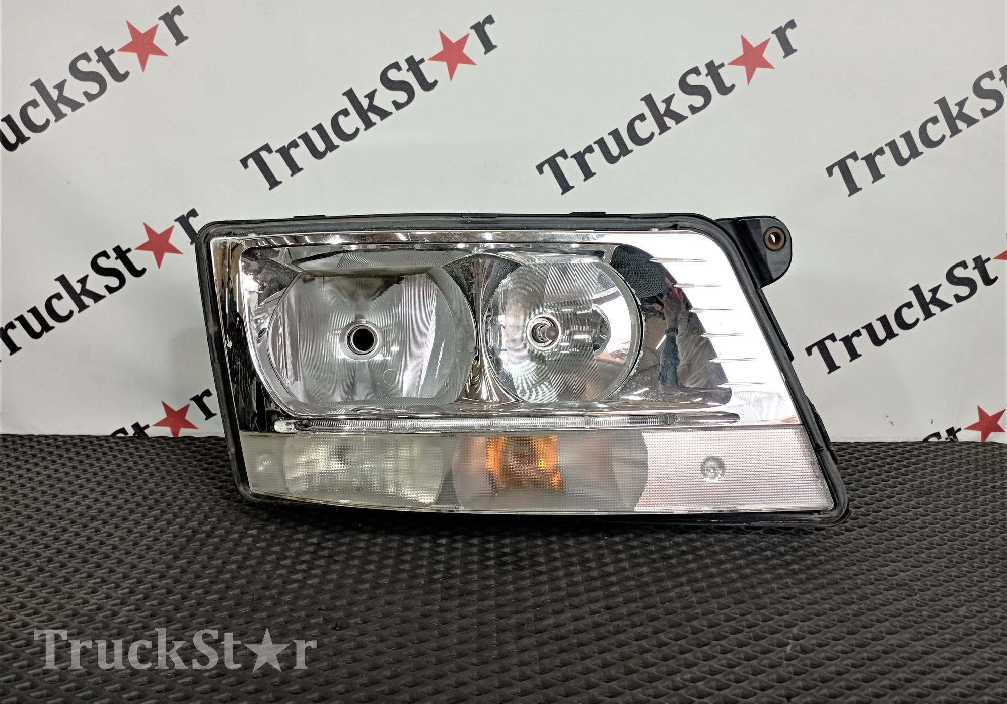 81251016500 Фара (нет стекла) правая для Man TGX