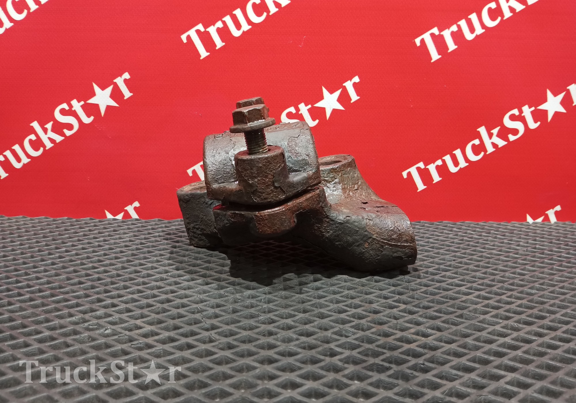 5010557721 Кронштейн переднего стабилизатора правый для Renault Premium
