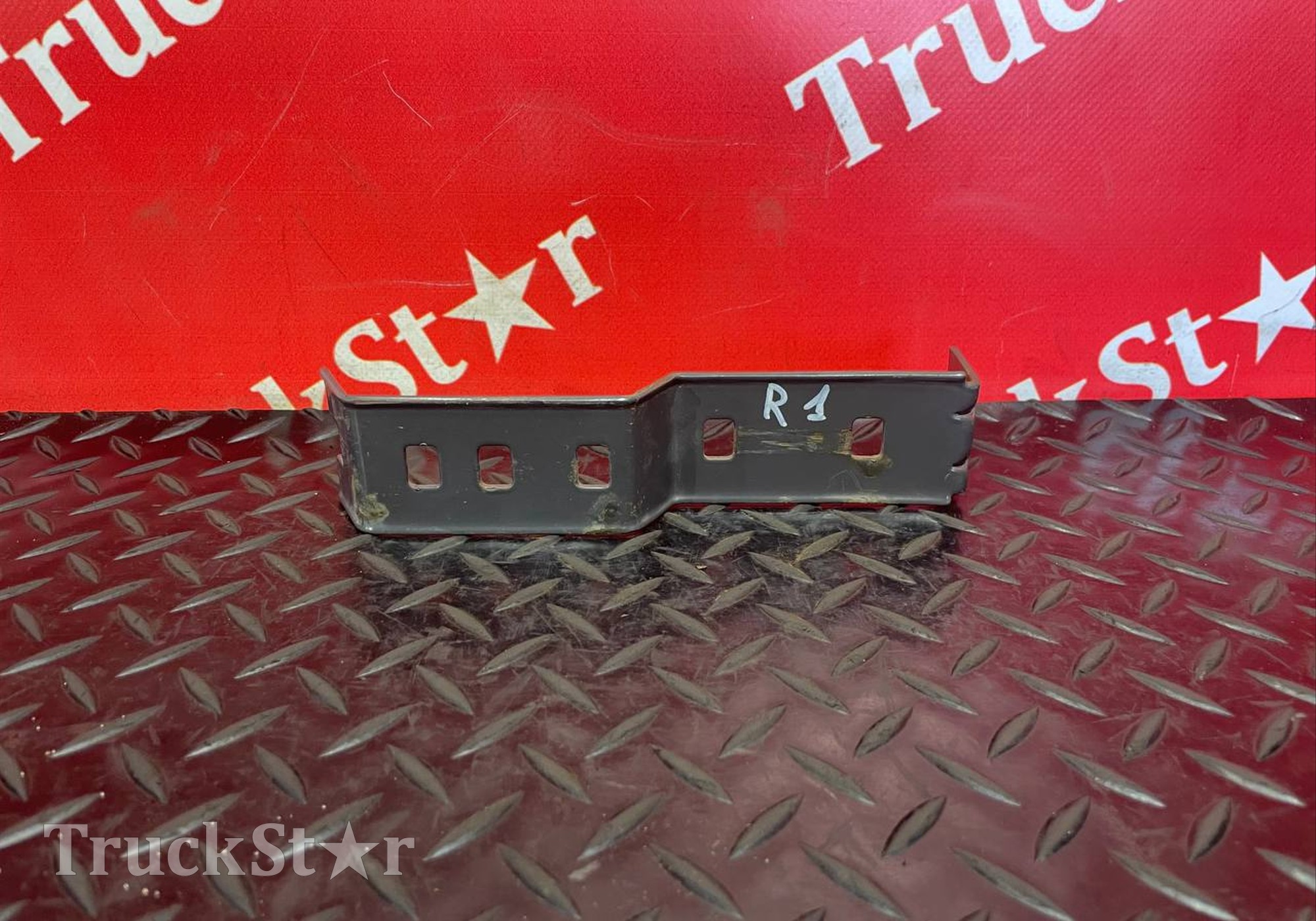 7421873002 Кронштейн проводки для Volvo