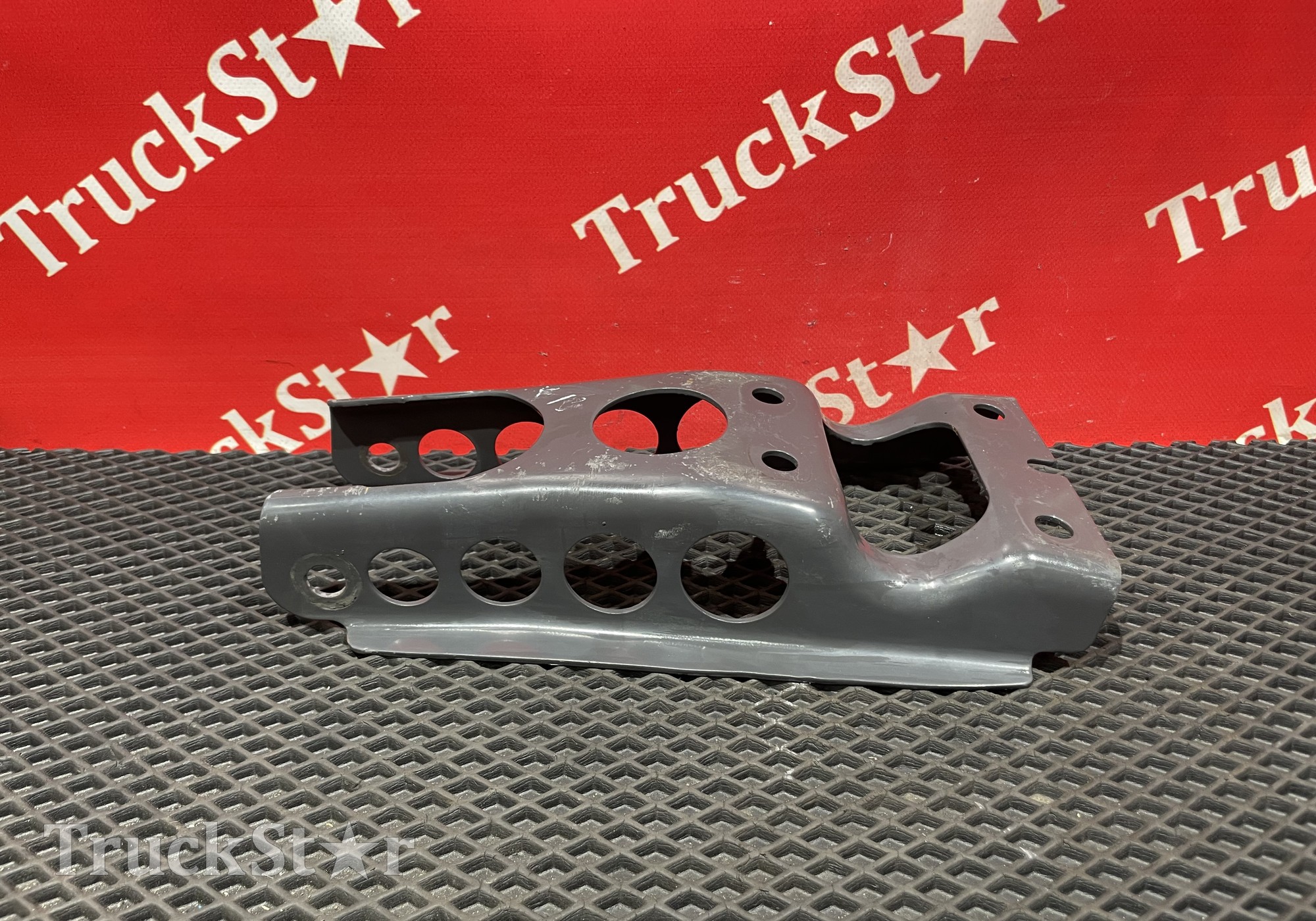 7421956064 Кронштейн амортизатора переднего 2020г. для Volvo FM