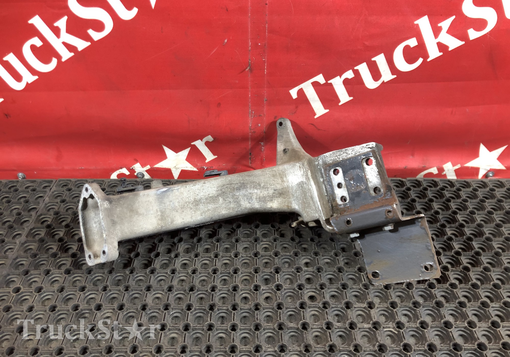 7482317468 Кронштейн переднего бампера левый для Volvo