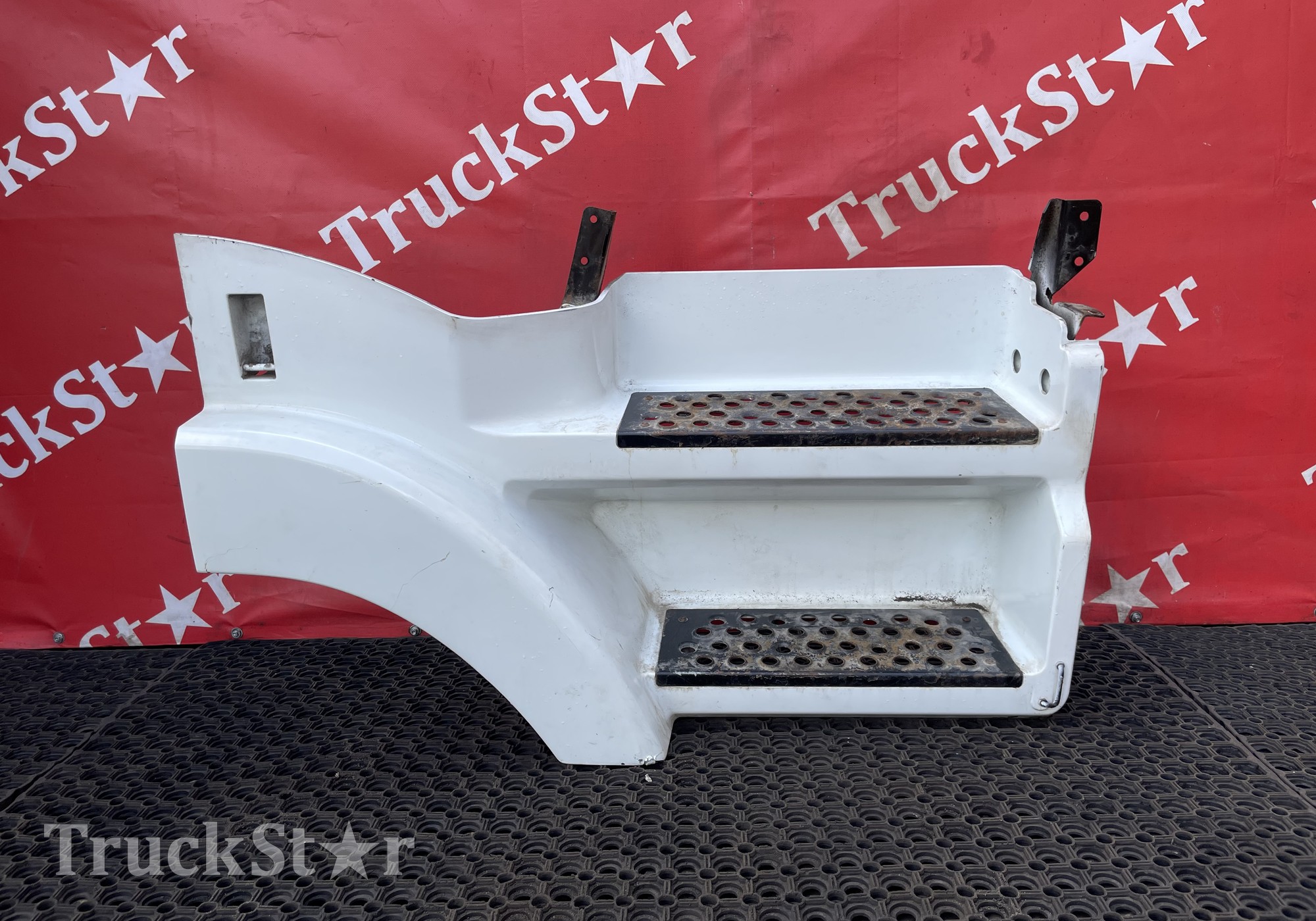 A9436663901 Корпус подножек правый для Mercedes-Benz Actros MP1 (с 1996 по 2003)