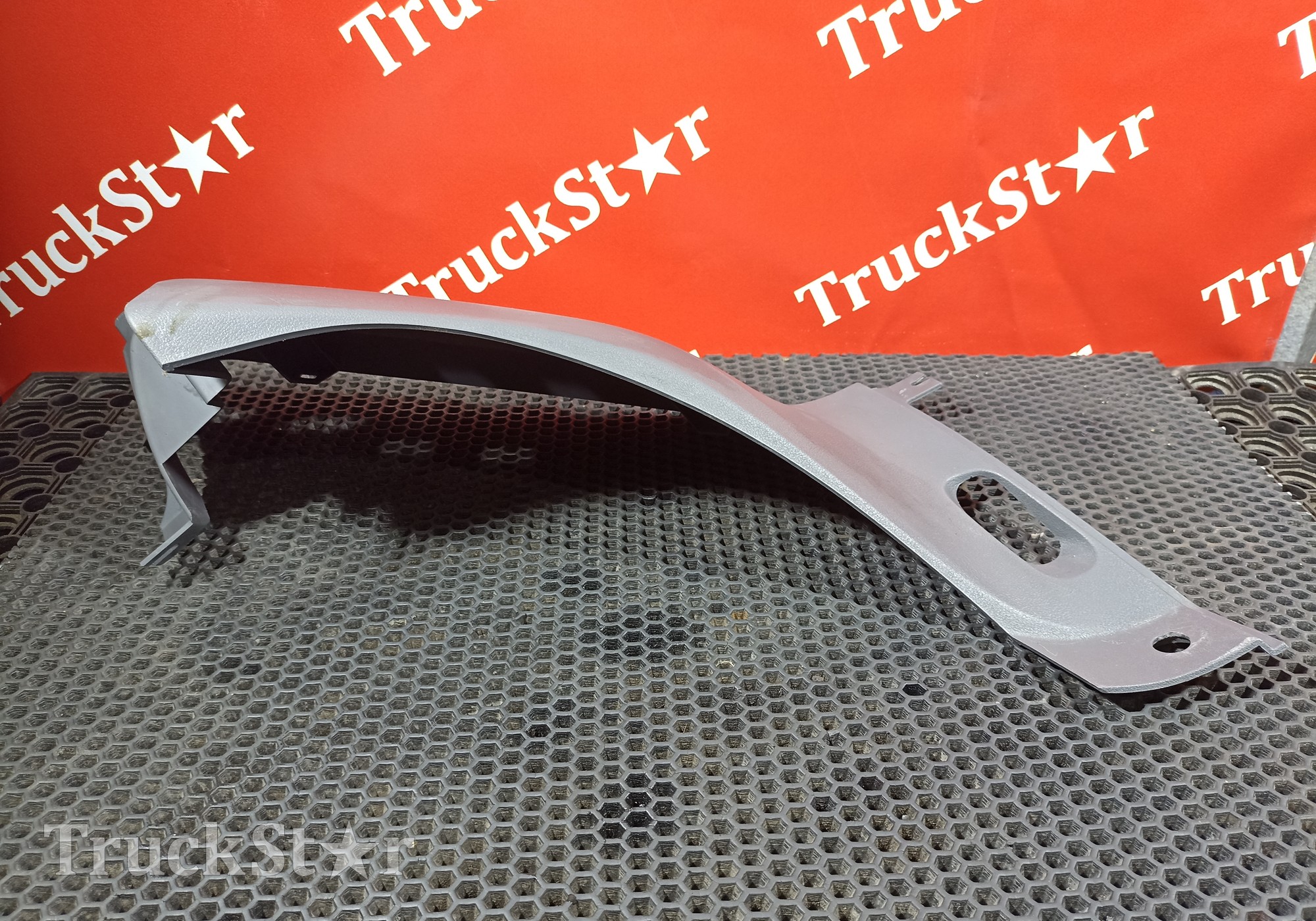 1653186 Накладка торпедо правая 2018 год. для Daf XF105