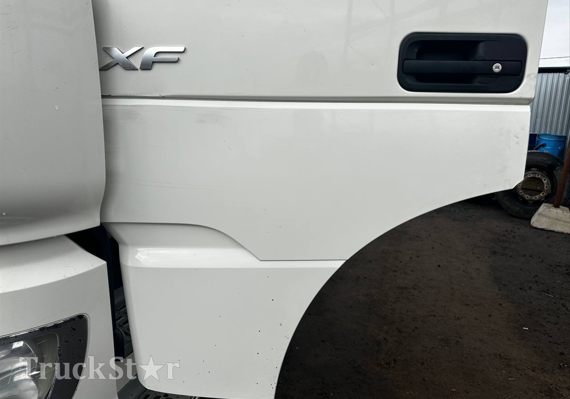 2046358 Продолжение двери левой 2019г для Daf XF106 (с 2012)