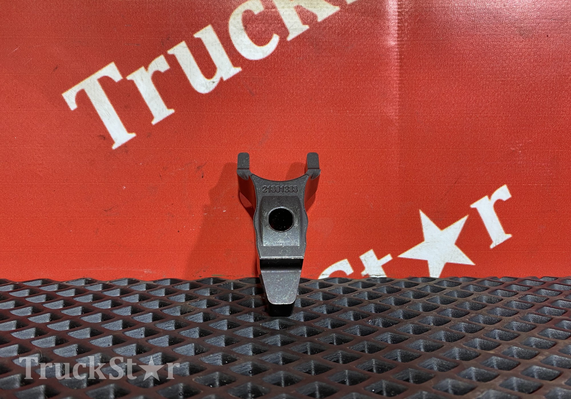 7421801388 Кронштейн форсунки топливной 2018г. для Renault Magnum