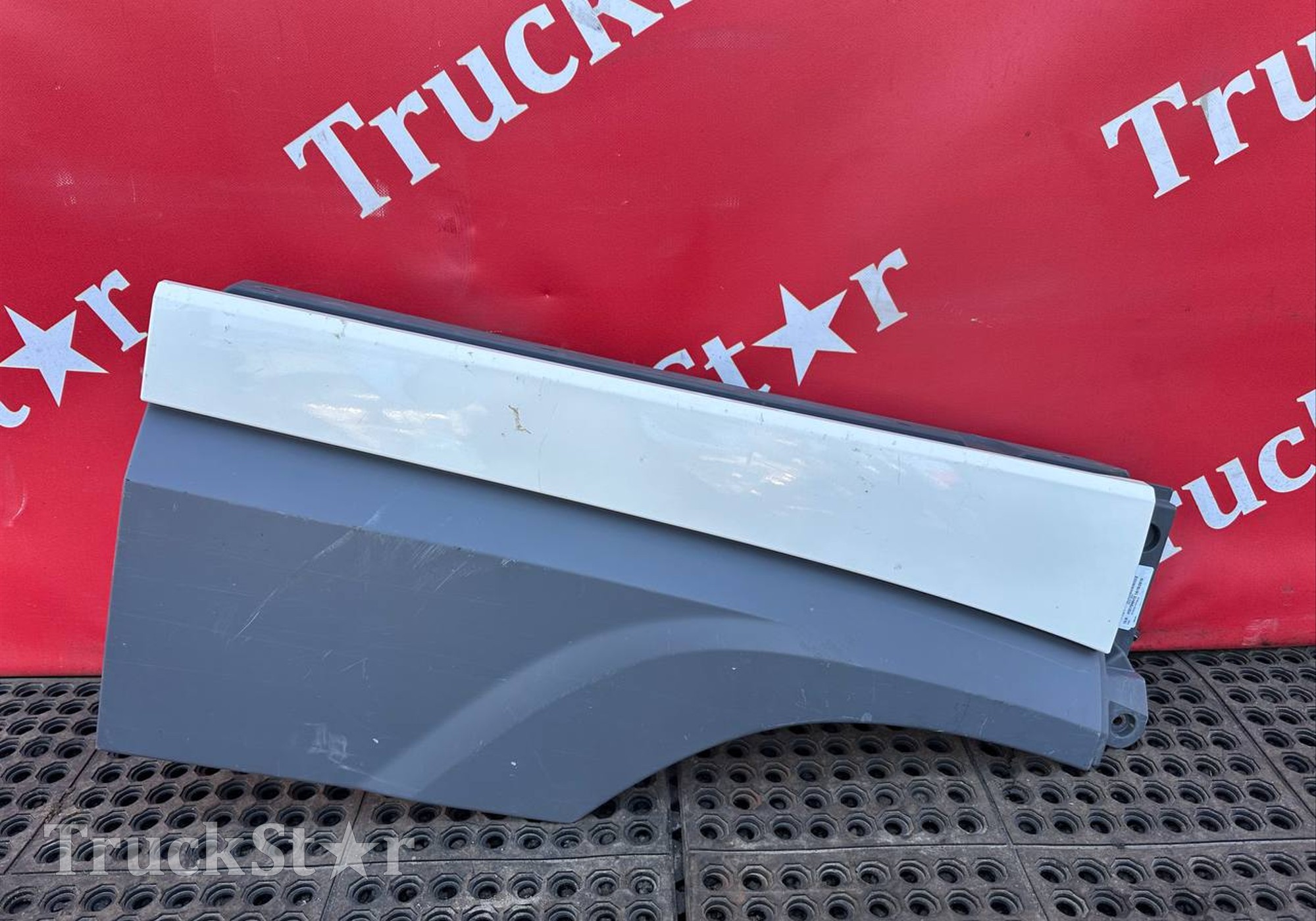 1843493 Продолжение крыла правого 2019г для Daf XF106 (с 2012)