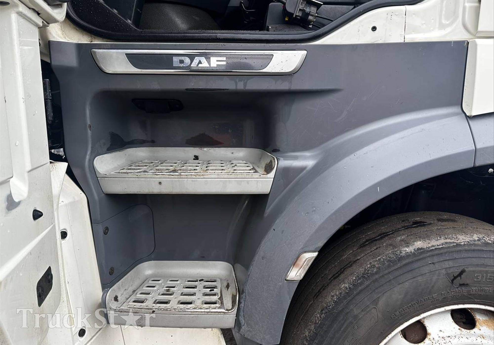 1835023 Корпус подножек левый 2019г для Daf XF106 (с 2012)