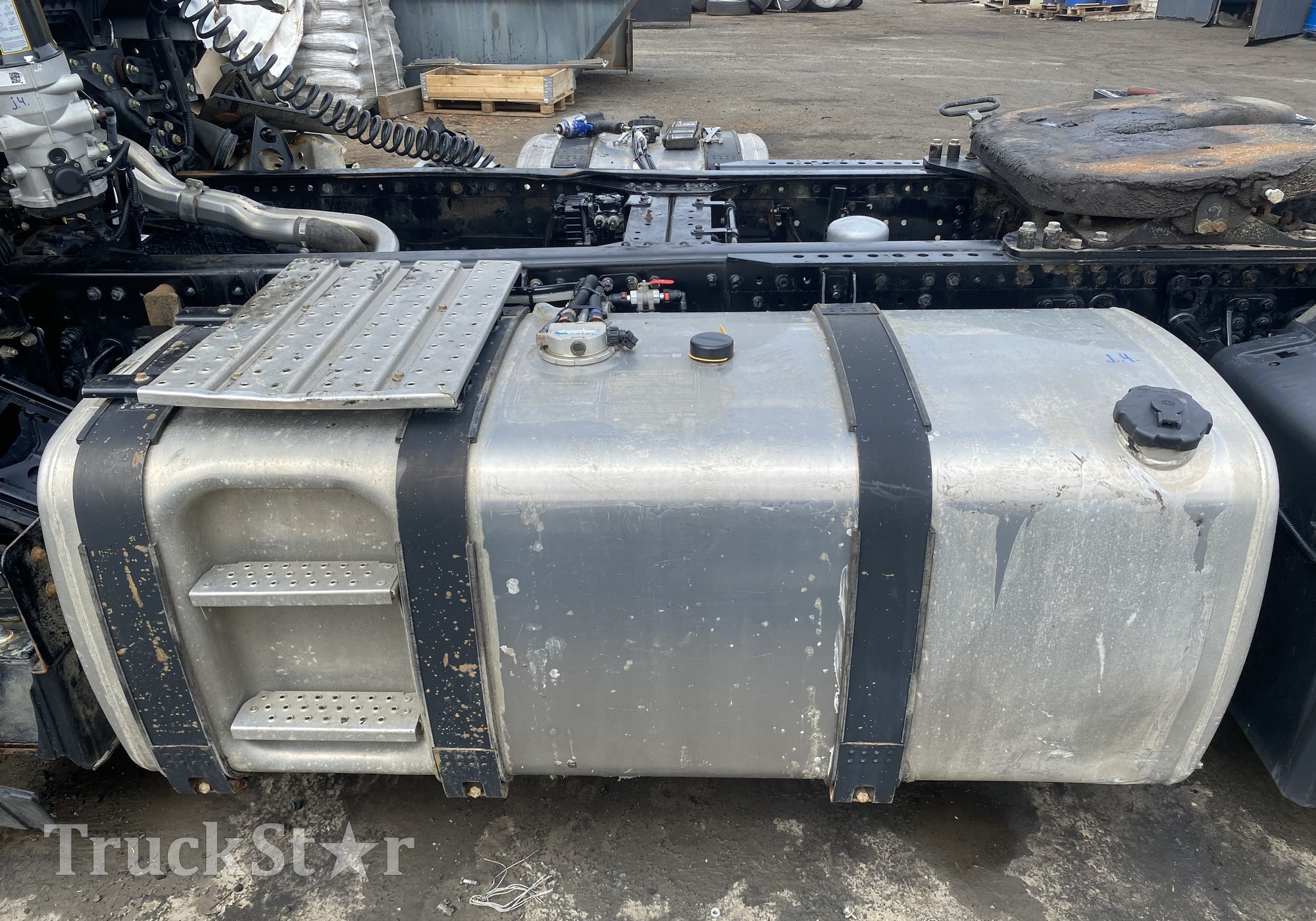 11040102007C00 Бак топливный 800 L 2023 год. для Faw J7 (с 2018)