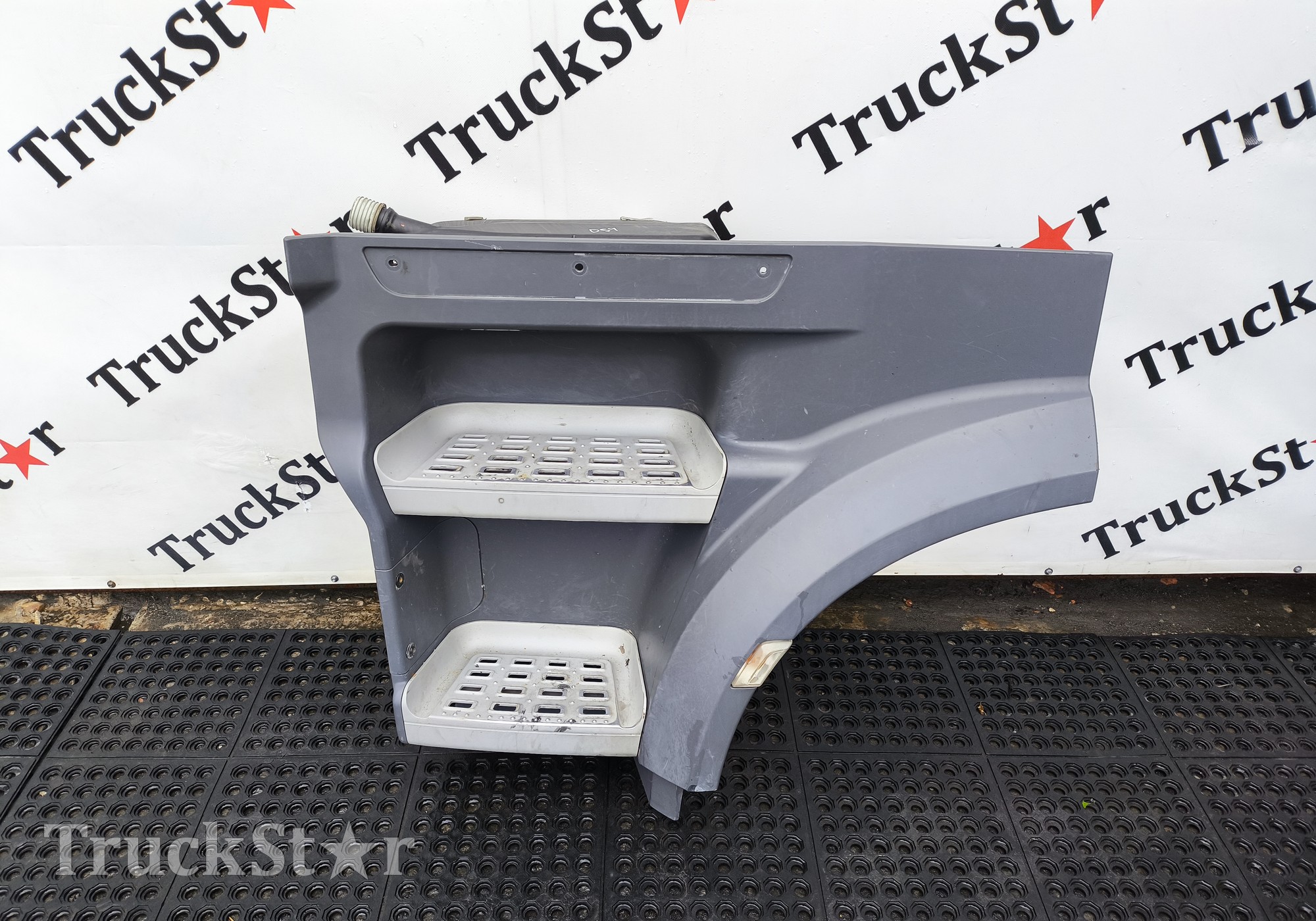 1835023 Корпус подножек левый 2018г. для Daf XF106 (с 2012)