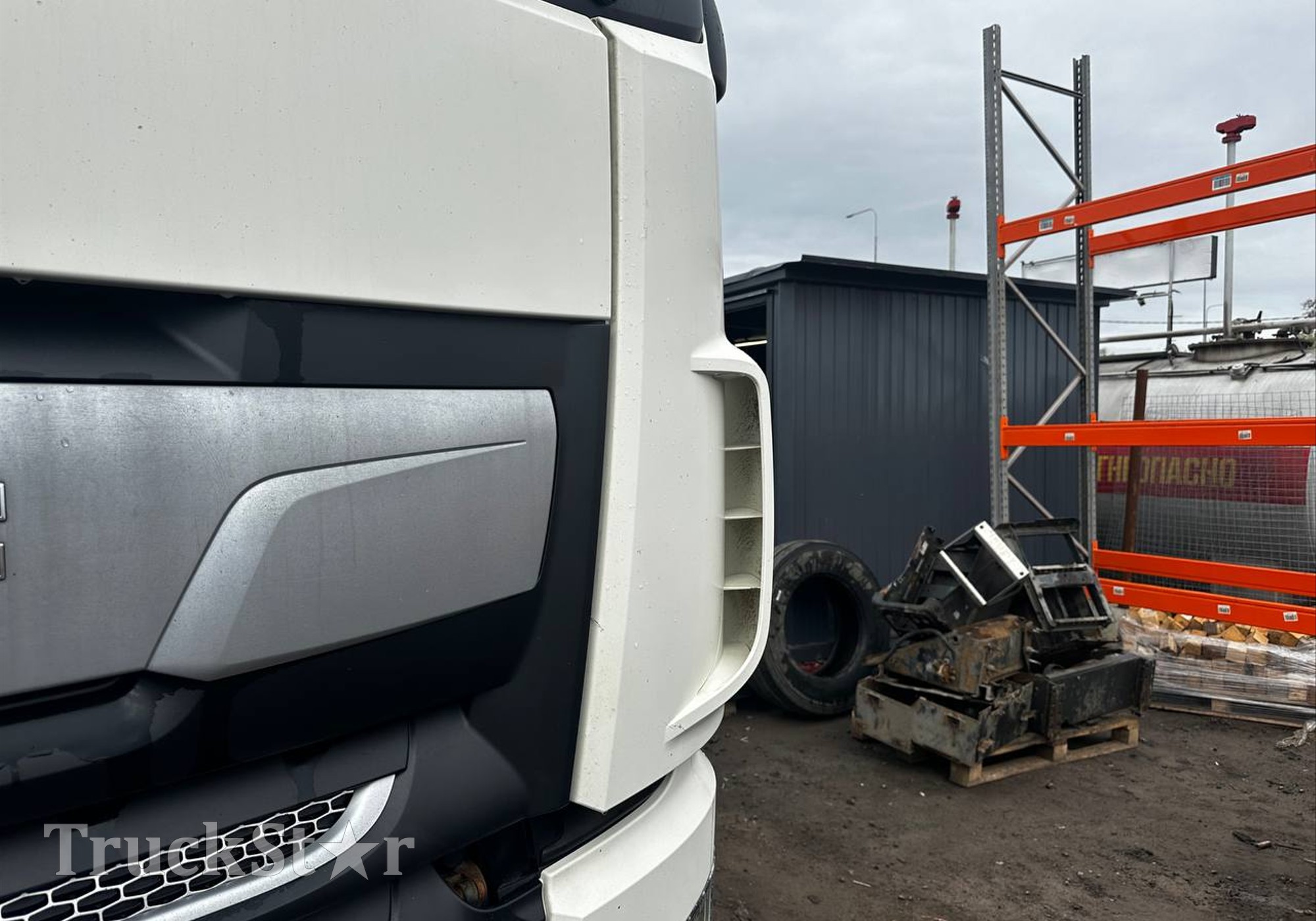 1835761 Угол кабины левый 2019г для Daf XF106 (с 2012)