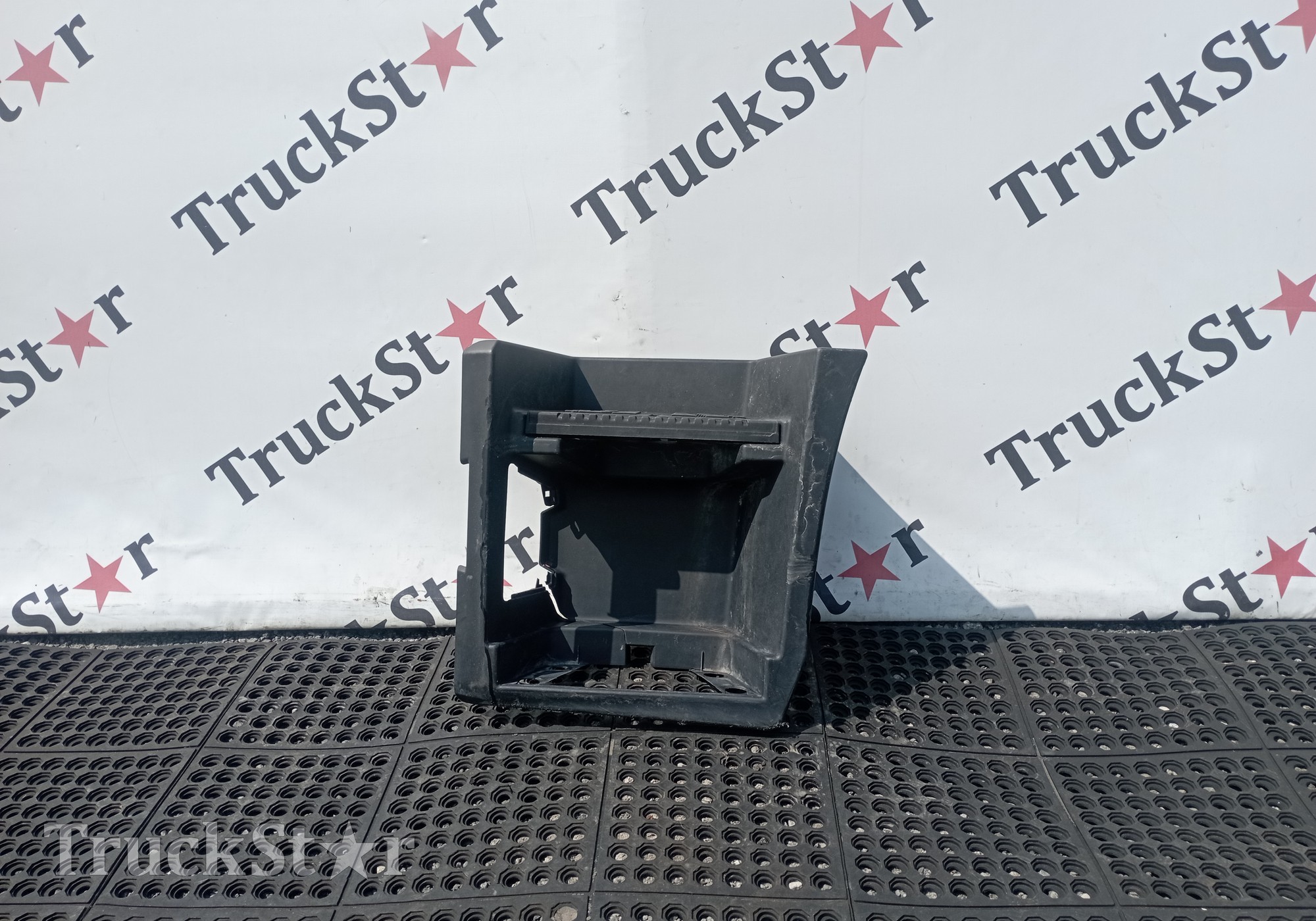 7423315557 Корпус (дефект) подножек левый 2020г. для Renault T (с 2013)